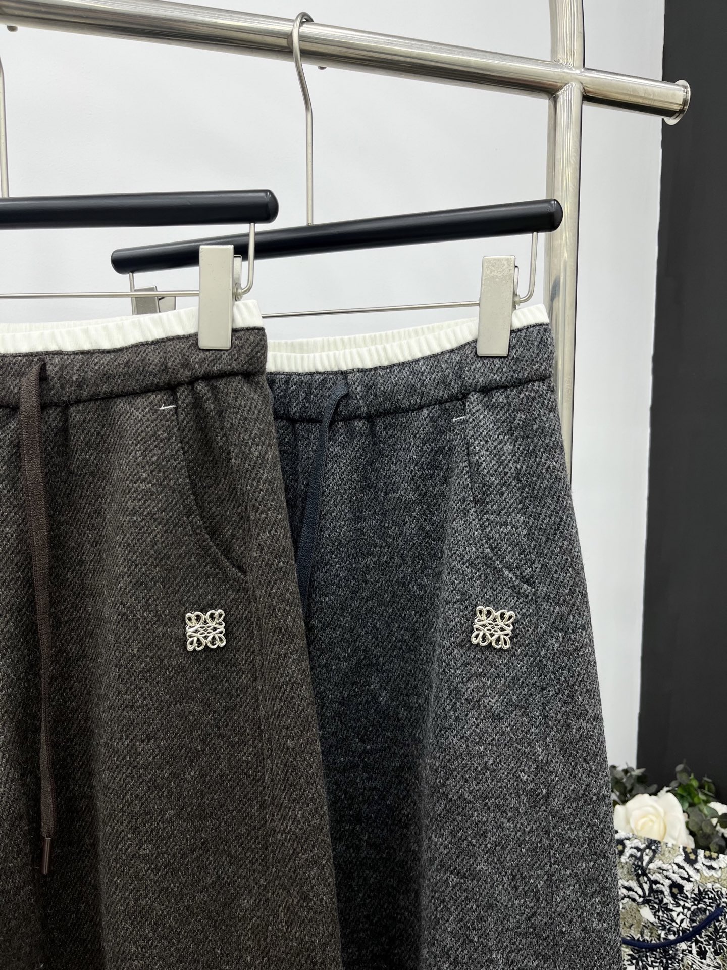 🛒𝐍𝐄𝐖 · 𝟐𝟎𝟐5/爆款现货原单品质 Loe*｜2025新品羊毛休闲裤定制进口材质 质感光泽 垂顺舒