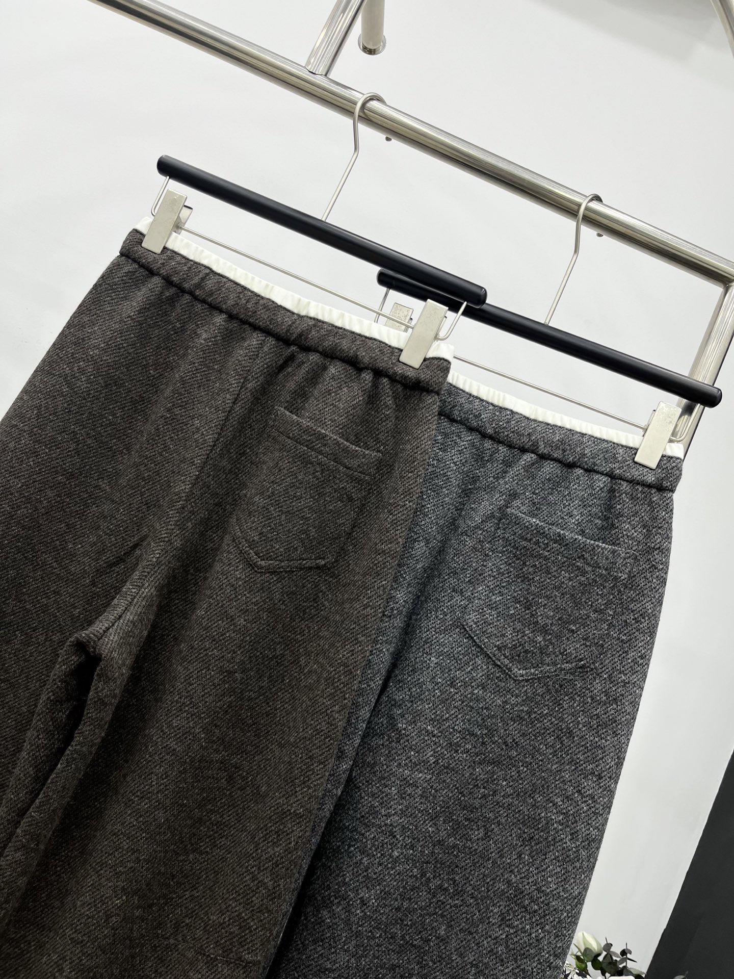 🛒𝐍𝐄𝐖 · 𝟐𝟎𝟐5/爆款现货原单品质 Loe*｜2025新品羊毛休闲裤定制进口材质 质感光泽 垂顺舒