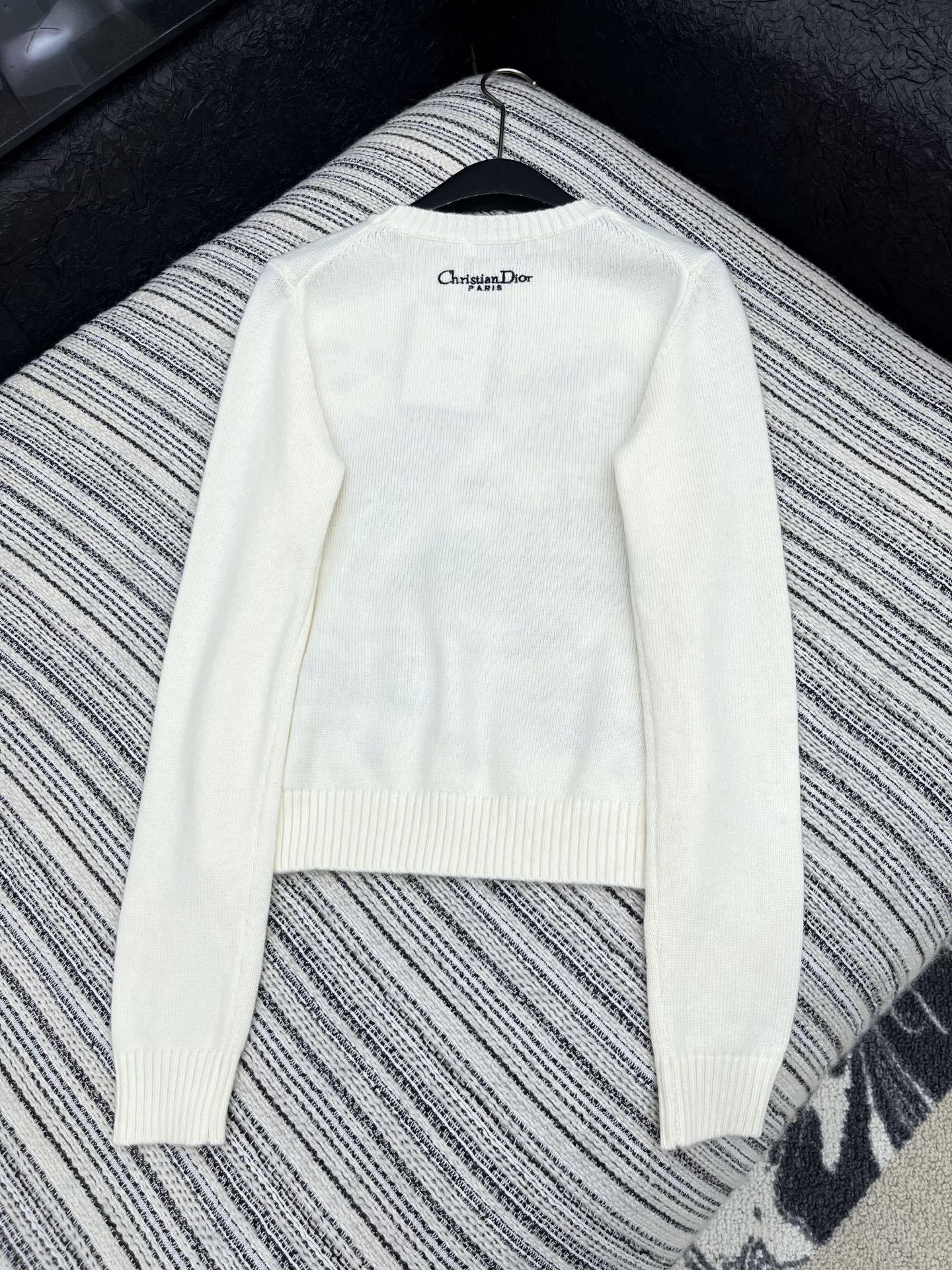 🛒𝐍𝐄𝐖 · 𝟐𝟎𝟐5/爆款现货原单品质 Dio*｜25新品刺绣针织衫精致常规版型上身巨显瘦！定制重工工