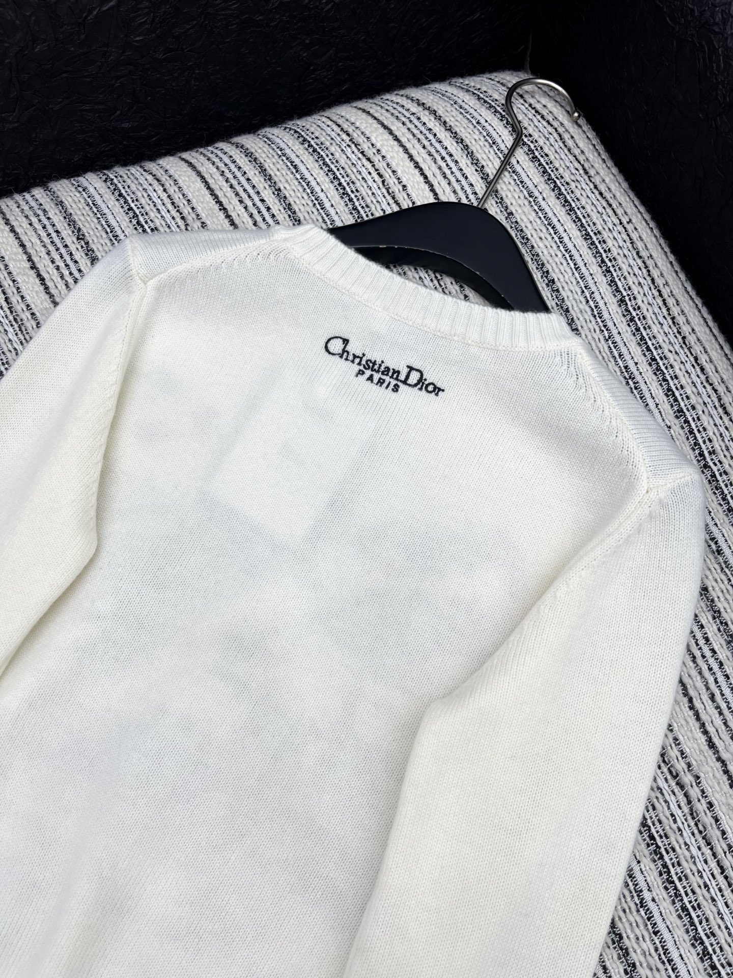 🛒𝐍𝐄𝐖 · 𝟐𝟎𝟐5/爆款现货原单品质 Dio*｜25新品刺绣针织衫精致常规版型上身巨显瘦！定制重工工