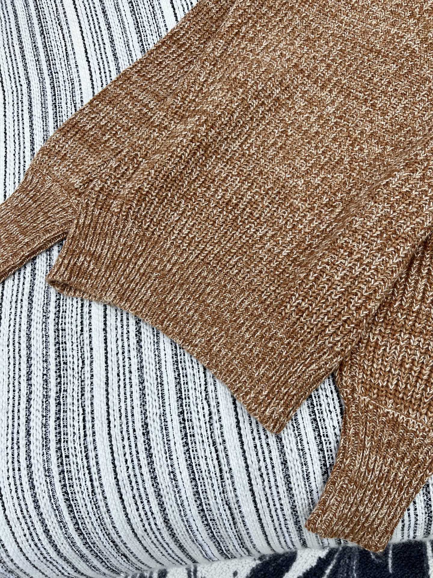 🛒𝐍𝐄𝐖 · 𝟐𝟎𝟐5/爆款现货原单品质 Lp｜25新品拼皮针织衫精致常规版型，同色系拼接，定制重工粗针