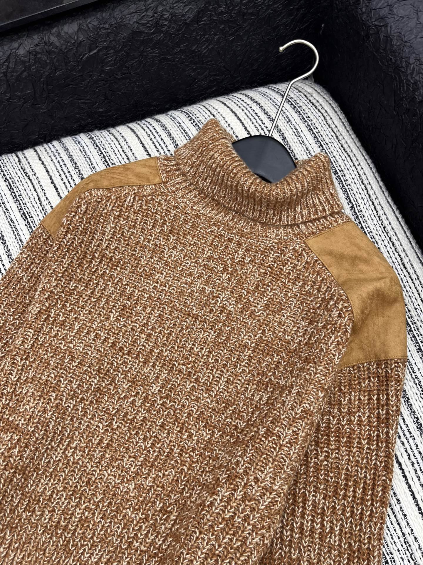 🛒𝐍𝐄𝐖 · 𝟐𝟎𝟐5/爆款现货原单品质 Lp｜25新品拼皮针织衫精致常规版型，同色系拼接，定制重工粗针