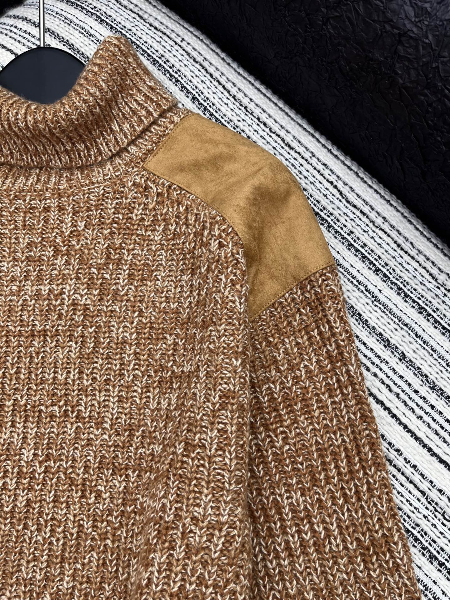 🛒𝐍𝐄𝐖 · 𝟐𝟎𝟐5/爆款现货原单品质 Lp｜25新品拼皮针织衫精致常规版型，同色系拼接，定制重工粗针