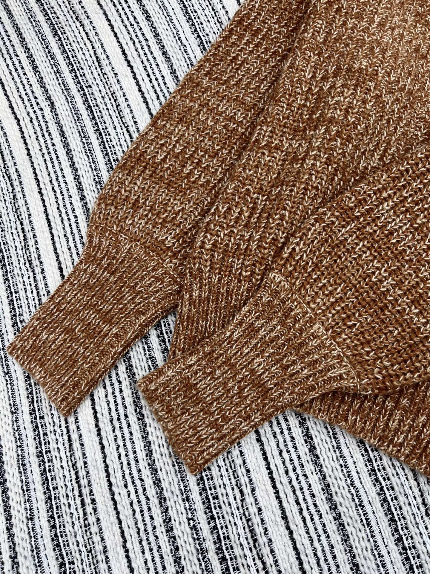 🛒𝐍𝐄𝐖 · 𝟐𝟎𝟐5/爆款现货原单品质 Lp｜25新品拼皮针织衫精致常规版型，同色系拼接，定制重工粗针