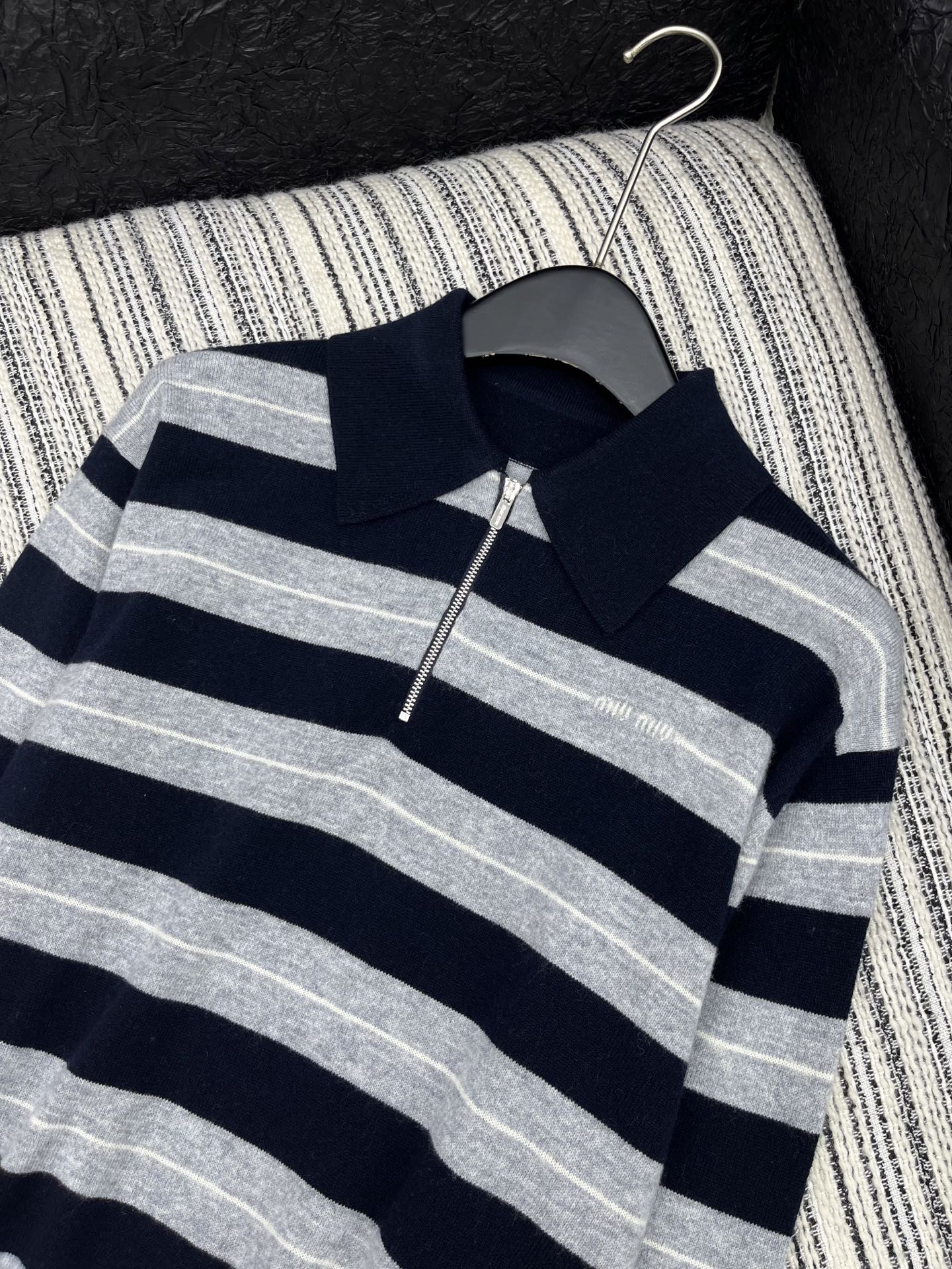 🛒𝐍𝐄𝐖 · 𝟐𝟎𝟐5/爆款现货【原版定制】 Miu Mi*｜25新品撞色翻领条纹针织衫精致常规版型上身