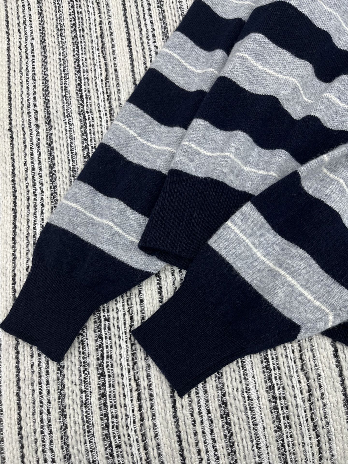 🛒𝐍𝐄𝐖 · 𝟐𝟎𝟐5/爆款现货【原版定制】 Miu Mi*｜25新品撞色翻领条纹针织衫精致常规版型上身