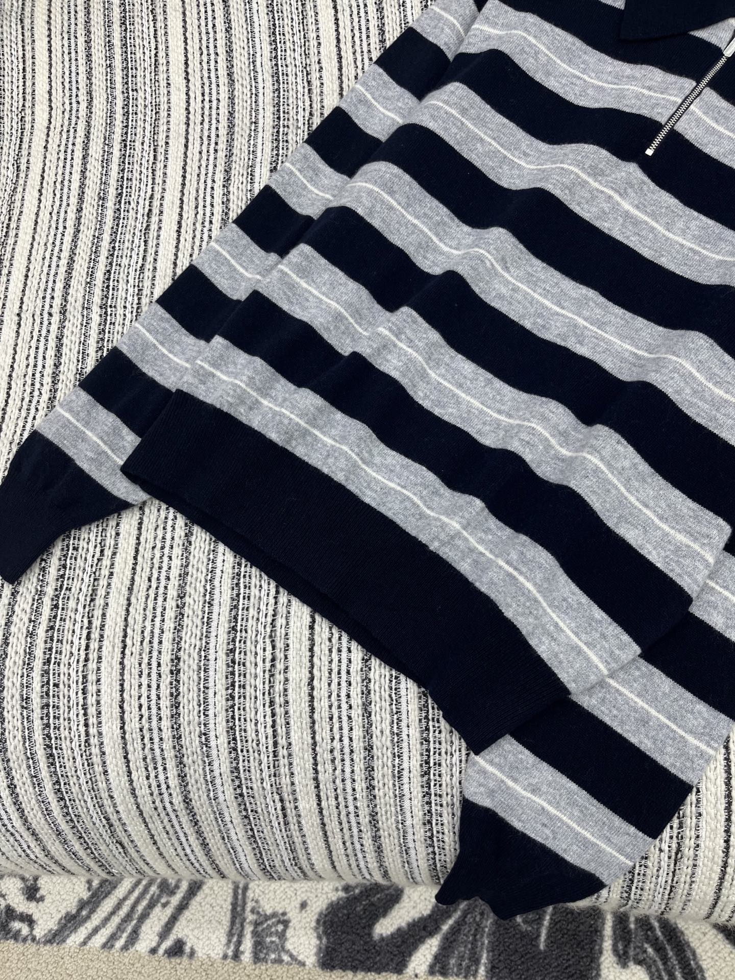 🛒𝐍𝐄𝐖 · 𝟐𝟎𝟐5/爆款现货【原版定制】 Miu Mi*｜25新品撞色翻领条纹针织衫精致常规版型上身