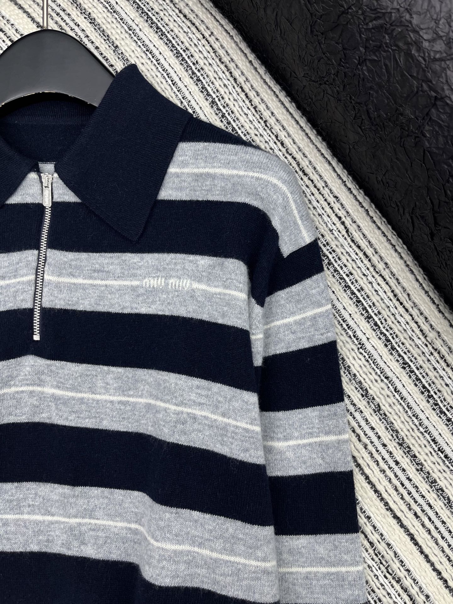 🛒𝐍𝐄𝐖 · 𝟐𝟎𝟐5/爆款现货【原版定制】 Miu Mi*｜25新品撞色翻领条纹针织衫精致常规版型上身