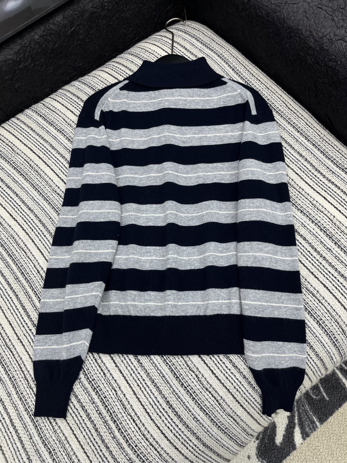 🛒𝐍𝐄𝐖 · 𝟐𝟎𝟐5/爆款现货【原版定制】 Miu Mi*｜25新品撞色翻领条纹针织衫精致常规版型上身