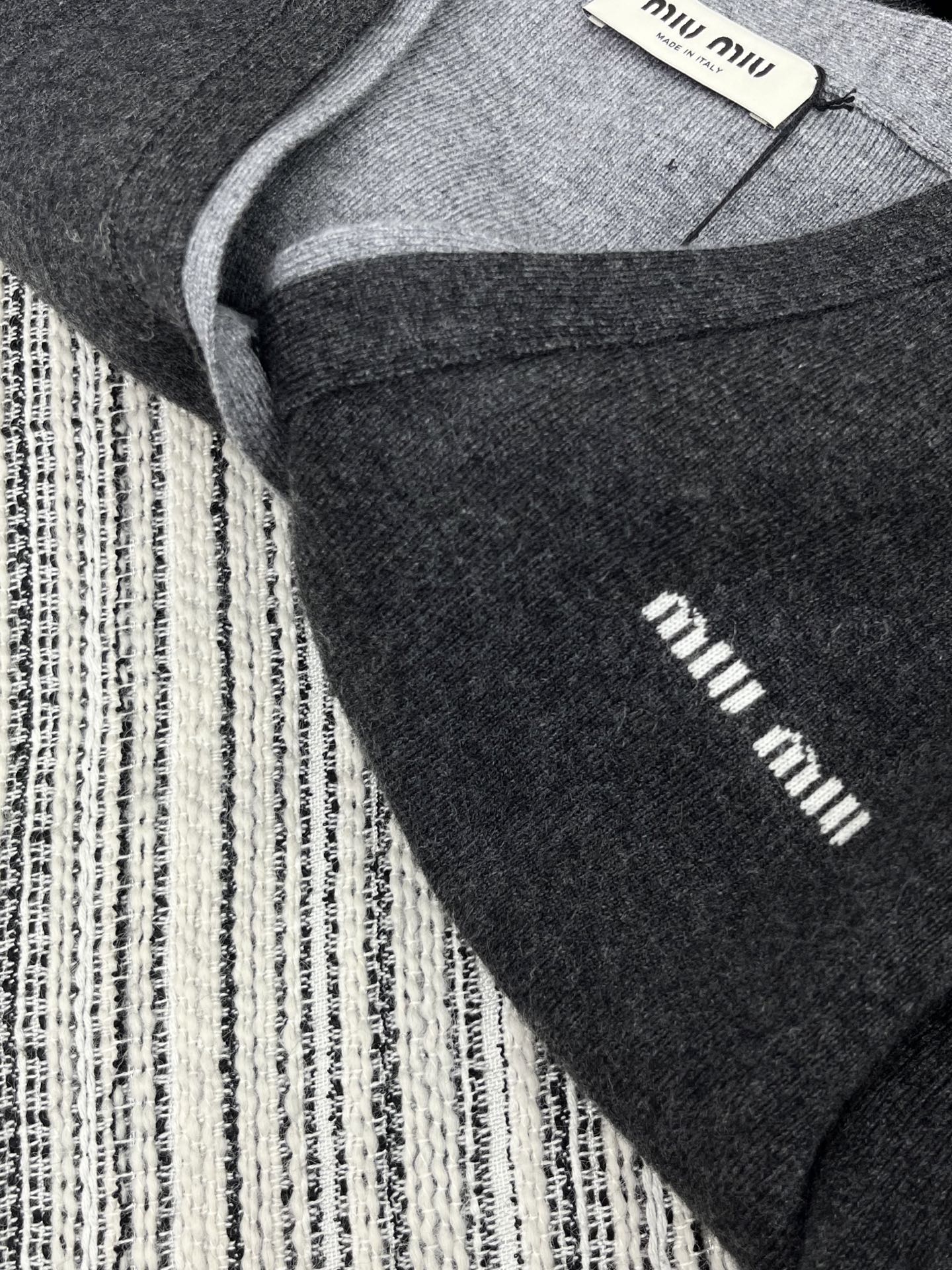 🛒𝐍𝐄𝐖 · 𝟐𝟎𝟐5/爆款现货【原版定制】 Miu Mi*｜25新品撞色假两件V领针织开衫精致常规版型