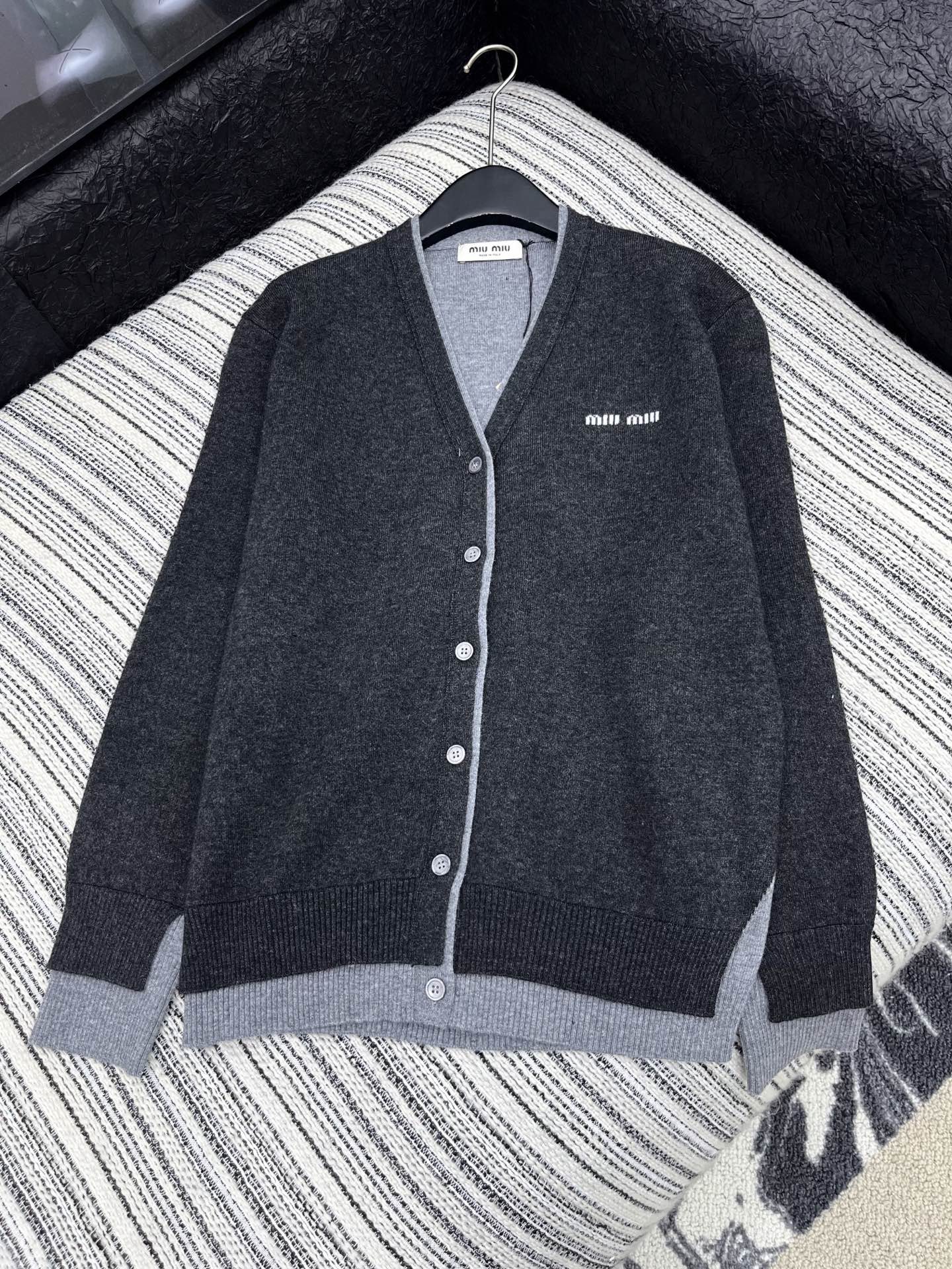 🛒𝐍𝐄𝐖 · 𝟐𝟎𝟐5/爆款现货【原版定制】 Miu Mi*｜25新品撞色假两件V领针织开衫精致常规版型