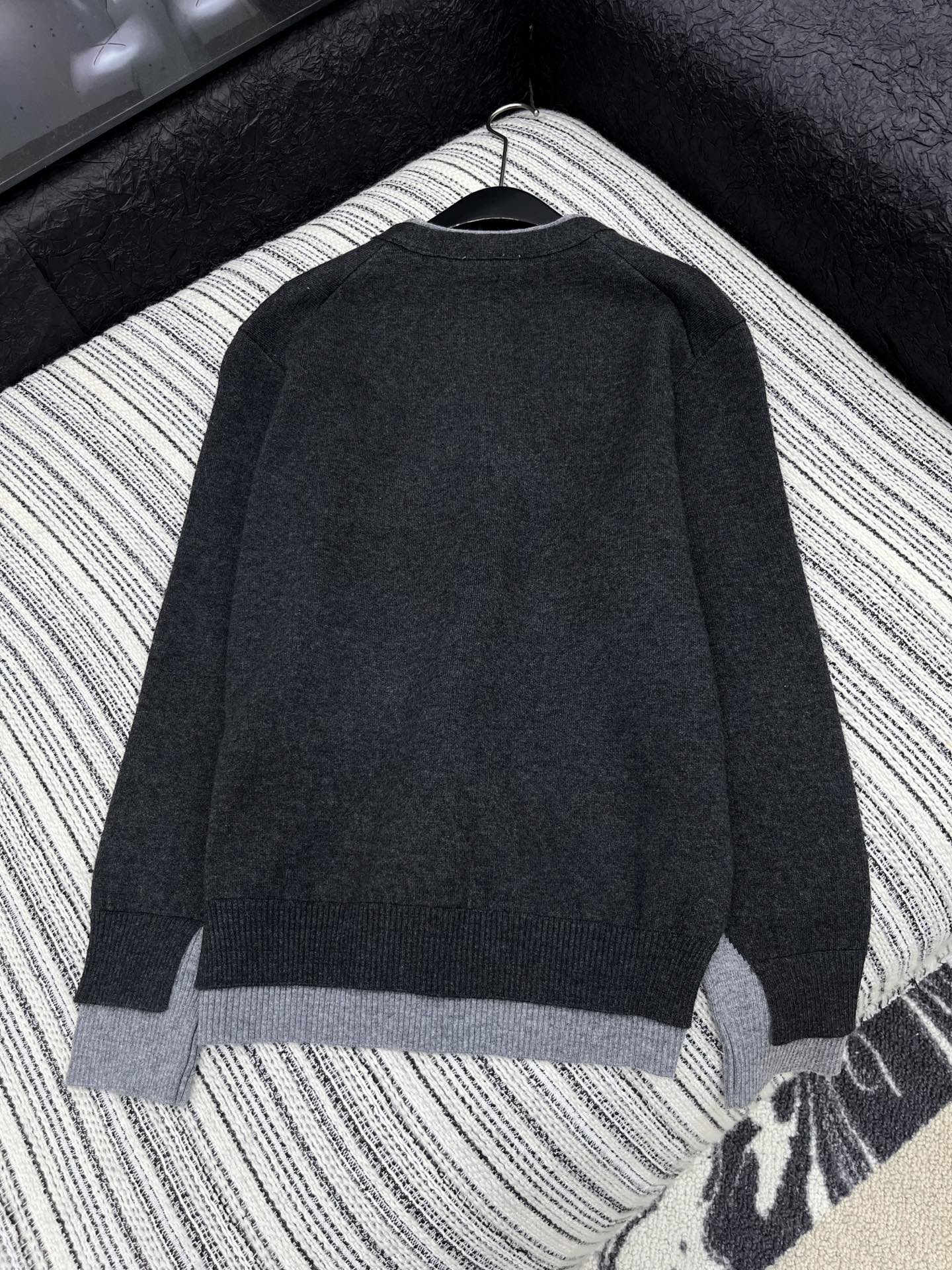 🛒𝐍𝐄𝐖 · 𝟐𝟎𝟐5/爆款现货【原版定制】 Miu Mi*｜25新品撞色假两件V领针织开衫精致常规版型