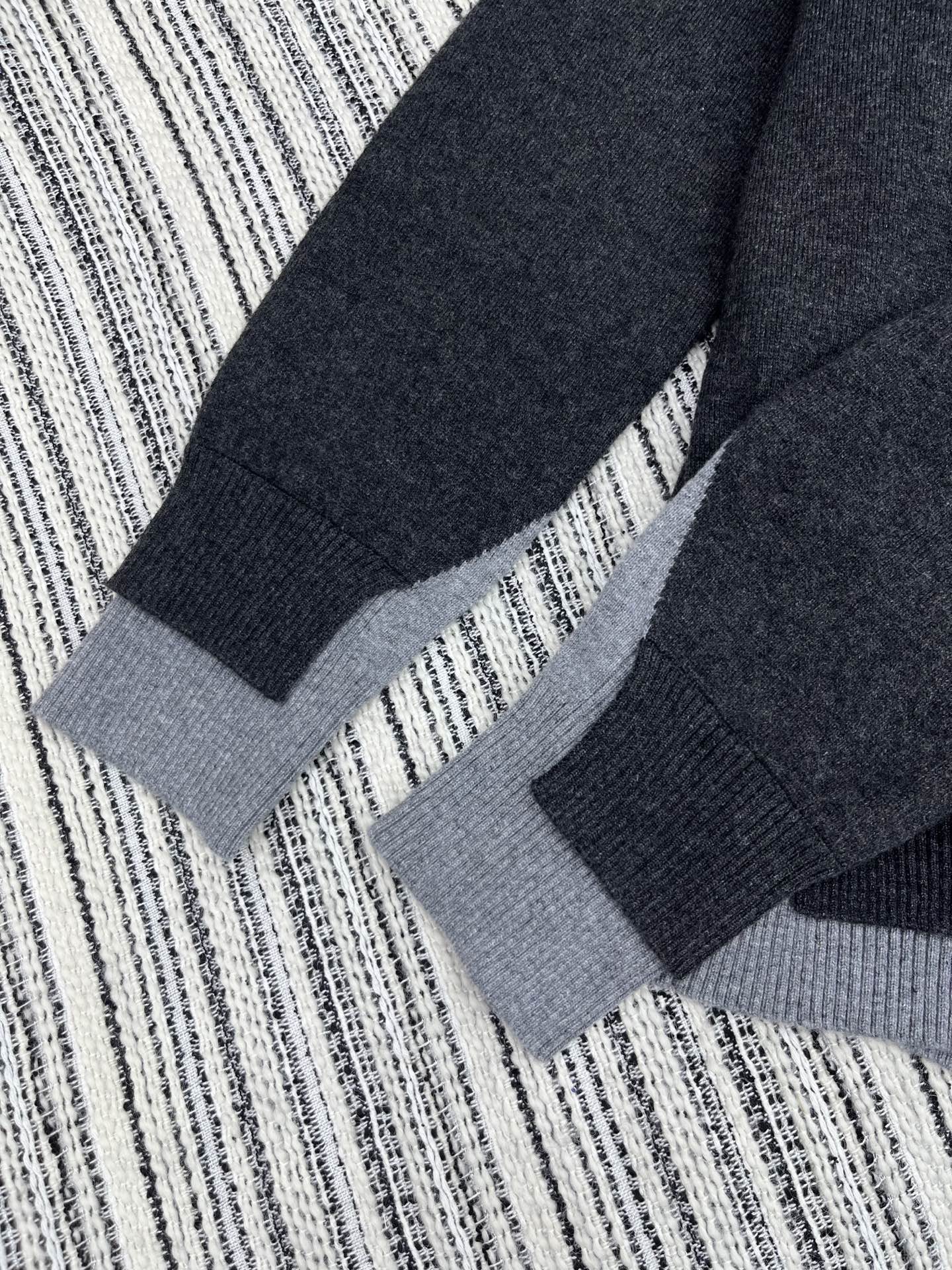 🛒𝐍𝐄𝐖 · 𝟐𝟎𝟐5/爆款现货【原版定制】 Miu Mi*｜25新品撞色假两件V领针织开衫精致常规版型