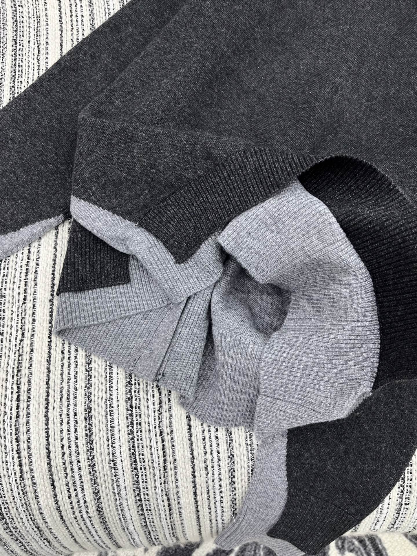 🛒𝐍𝐄𝐖 · 𝟐𝟎𝟐5/爆款现货【原版定制】 Miu Mi*｜25新品撞色假两件V领针织开衫精致常规版型