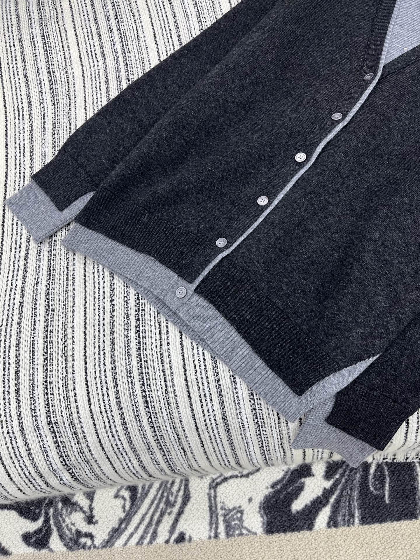 🛒𝐍𝐄𝐖 · 𝟐𝟎𝟐5/爆款现货【原版定制】 Miu Mi*｜25新品撞色假两件V领针织开衫精致常规版型