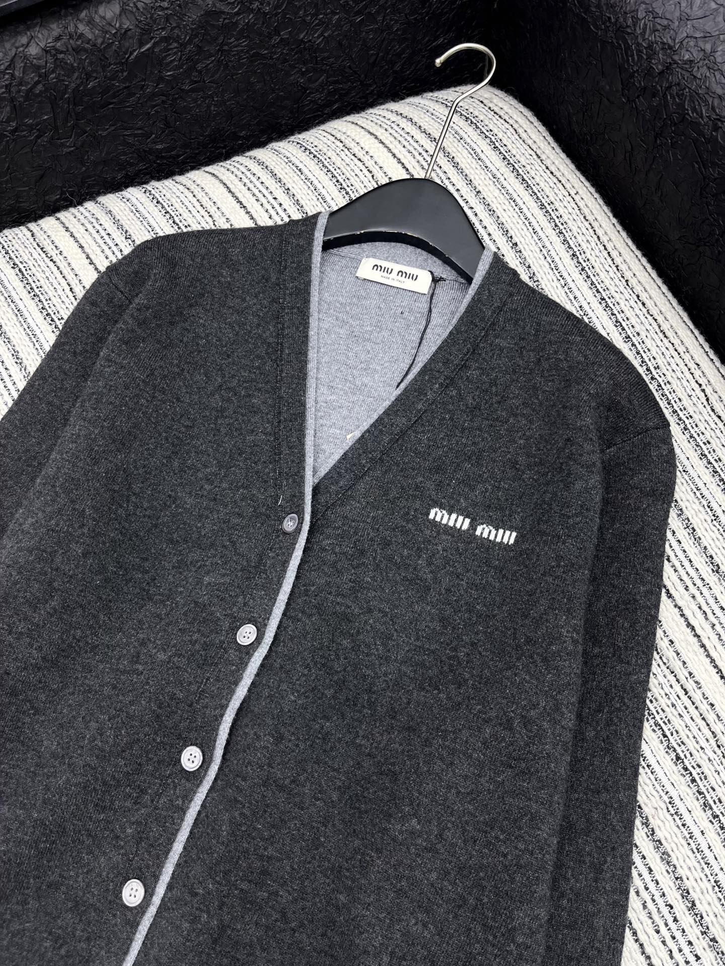 🛒𝐍𝐄𝐖 · 𝟐𝟎𝟐5/爆款现货【原版定制】 Miu Mi*｜25新品撞色假两件V领针织开衫精致常规版型