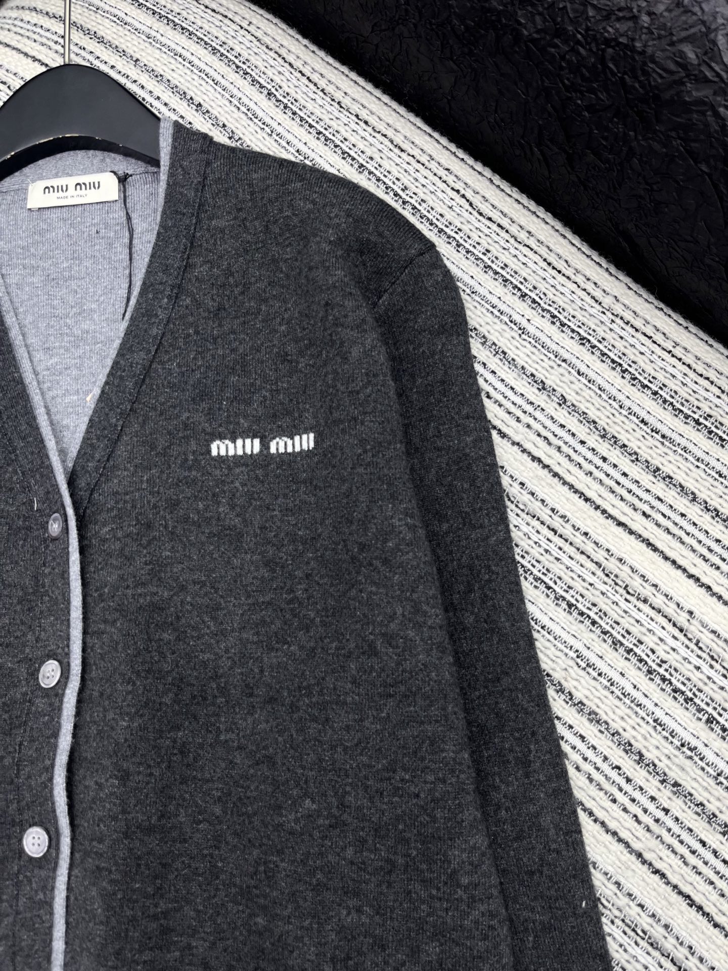 🛒𝐍𝐄𝐖 · 𝟐𝟎𝟐5/爆款现货【原版定制】 Miu Mi*｜25新品撞色假两件V领针织开衫精致常规版型