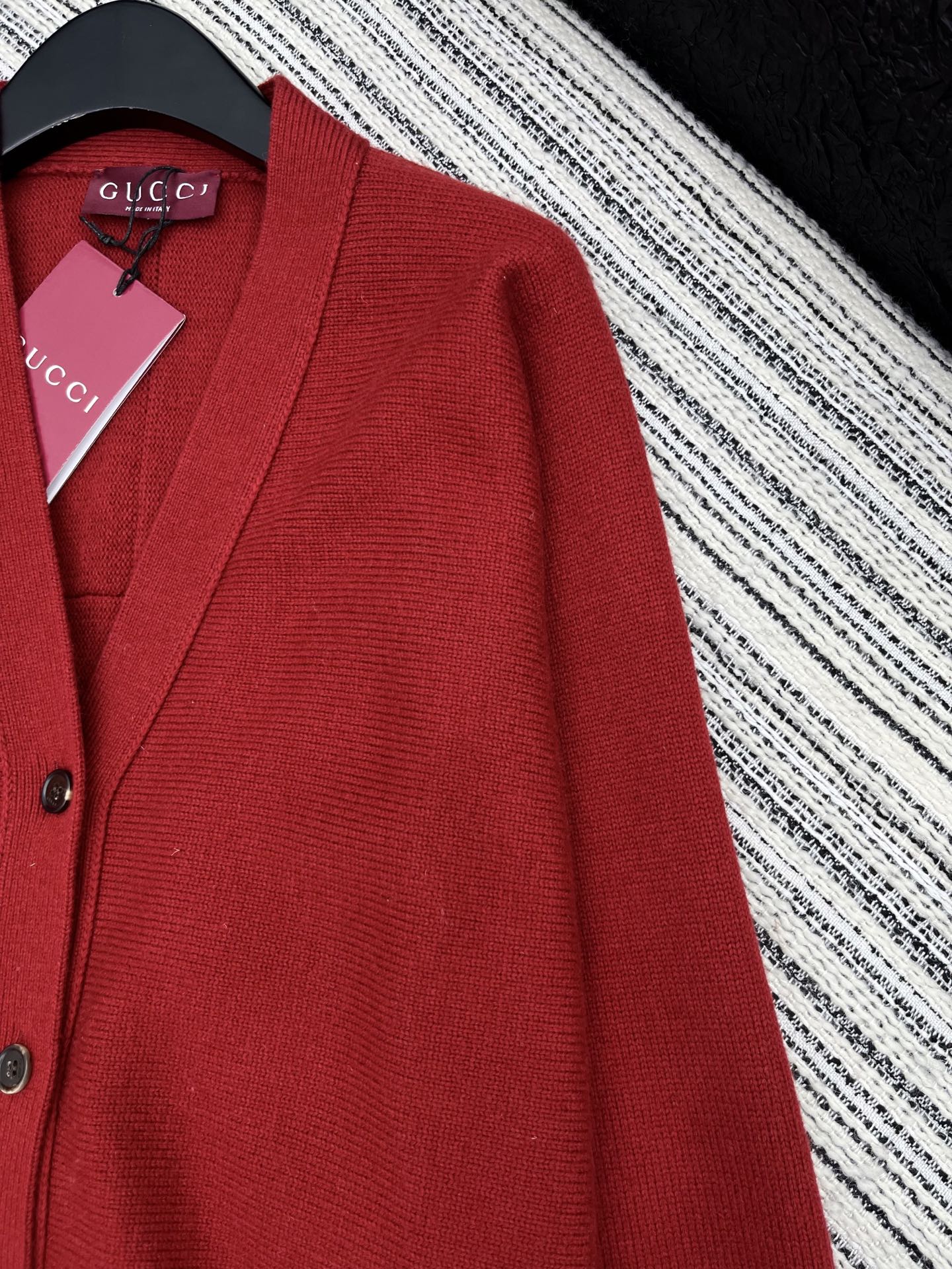🛒𝐍𝐄𝐖 · 𝟐𝟎𝟐5/爆款现货原单品质 Gucc*｜25新品V领针织开衫精致常规版型上身巨显瘦！定制重