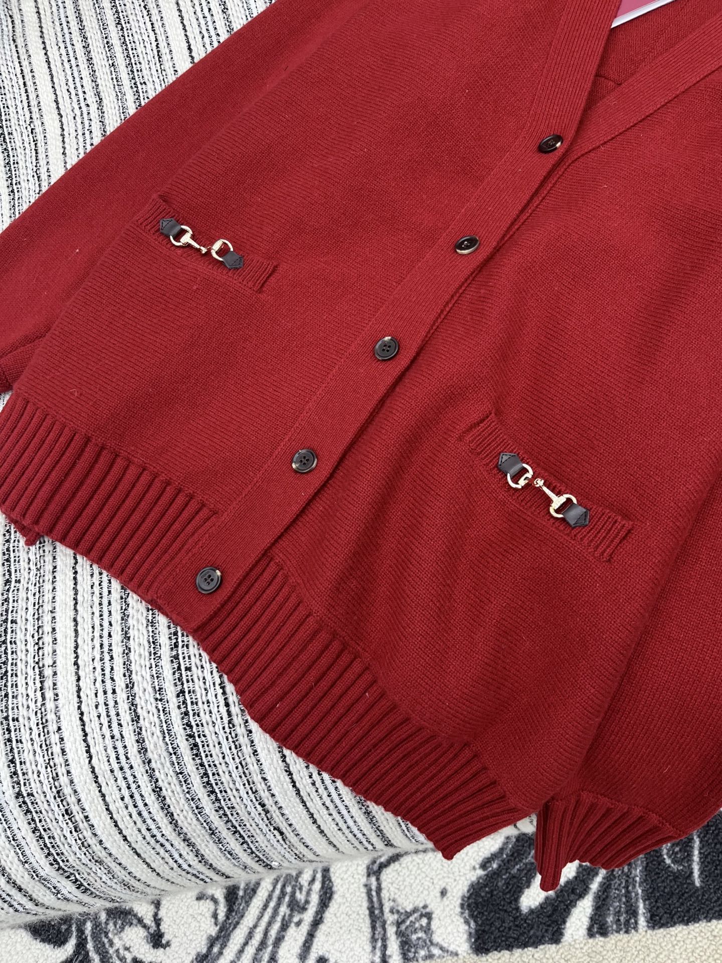 🛒𝐍𝐄𝐖 · 𝟐𝟎𝟐5/爆款现货原单品质 Gucc*｜25新品V领针织开衫精致常规版型上身巨显瘦！定制重