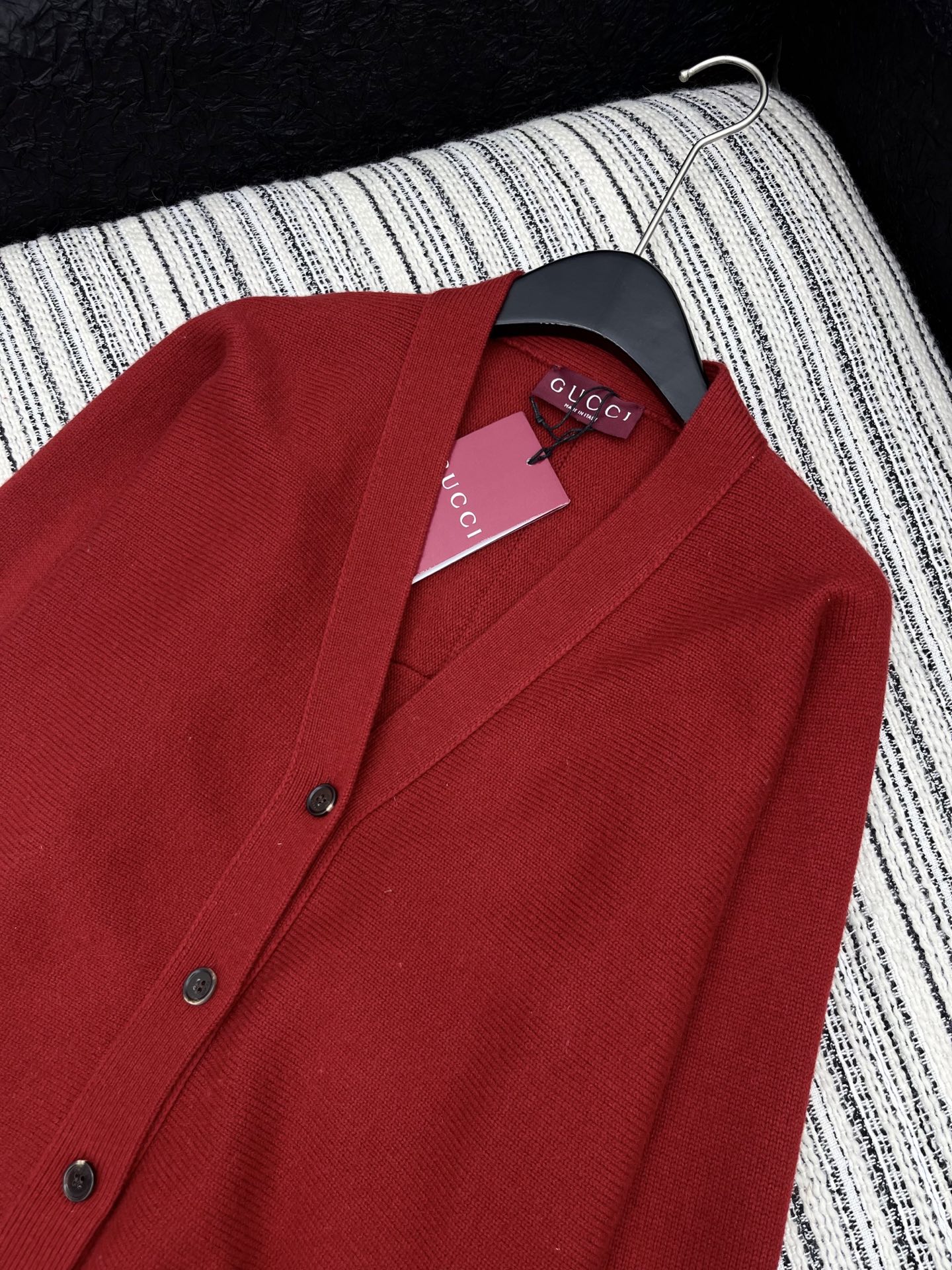 🛒𝐍𝐄𝐖 · 𝟐𝟎𝟐5/爆款现货原单品质 Gucc*｜25新品V领针织开衫精致常规版型上身巨显瘦！定制重