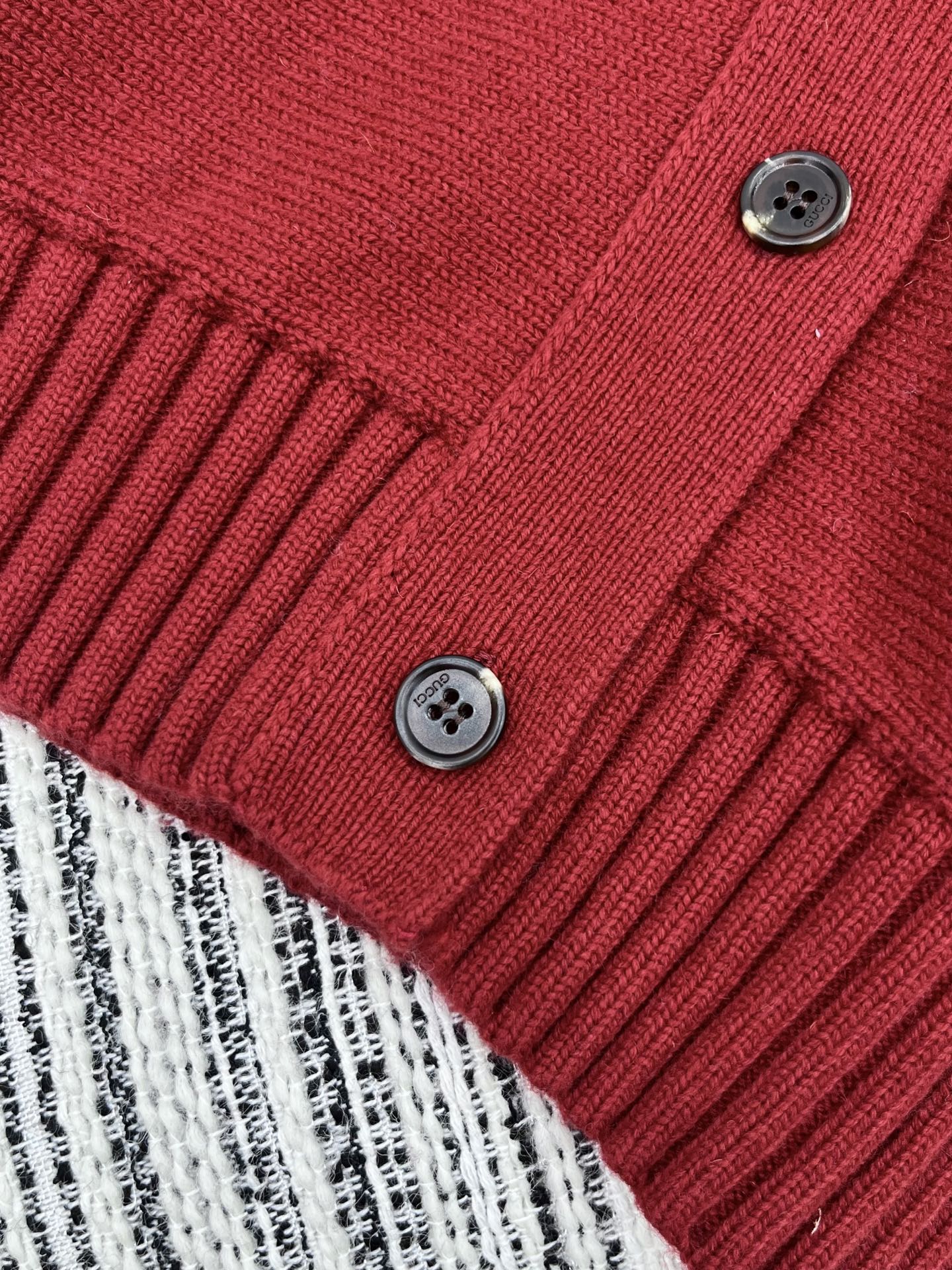 🛒𝐍𝐄𝐖 · 𝟐𝟎𝟐5/爆款现货原单品质 Gucc*｜25新品V领针织开衫精致常规版型上身巨显瘦！定制重