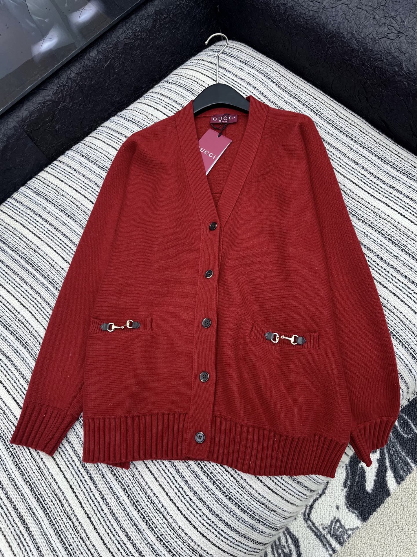 🛒𝐍𝐄𝐖 · 𝟐𝟎𝟐5/爆款现货原单品质 Gucc*｜25新品V领针织开衫精致常规版型上身巨显瘦！定制重