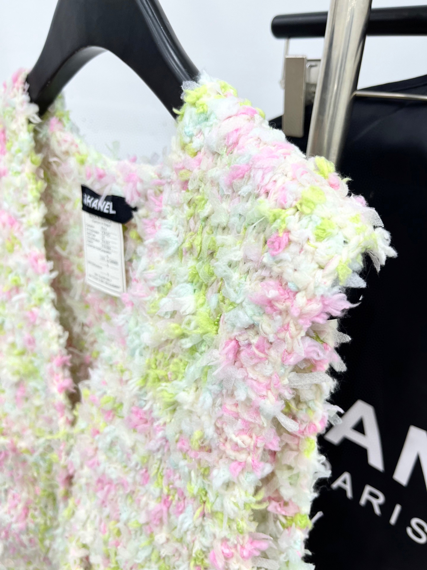 🛒𝐍𝐄𝐖 · 𝟐𝟎𝟐5/爆款现货原单品质 Chan*｜25中古系列重工手工钻扣V领背心外套独家订制纱线 