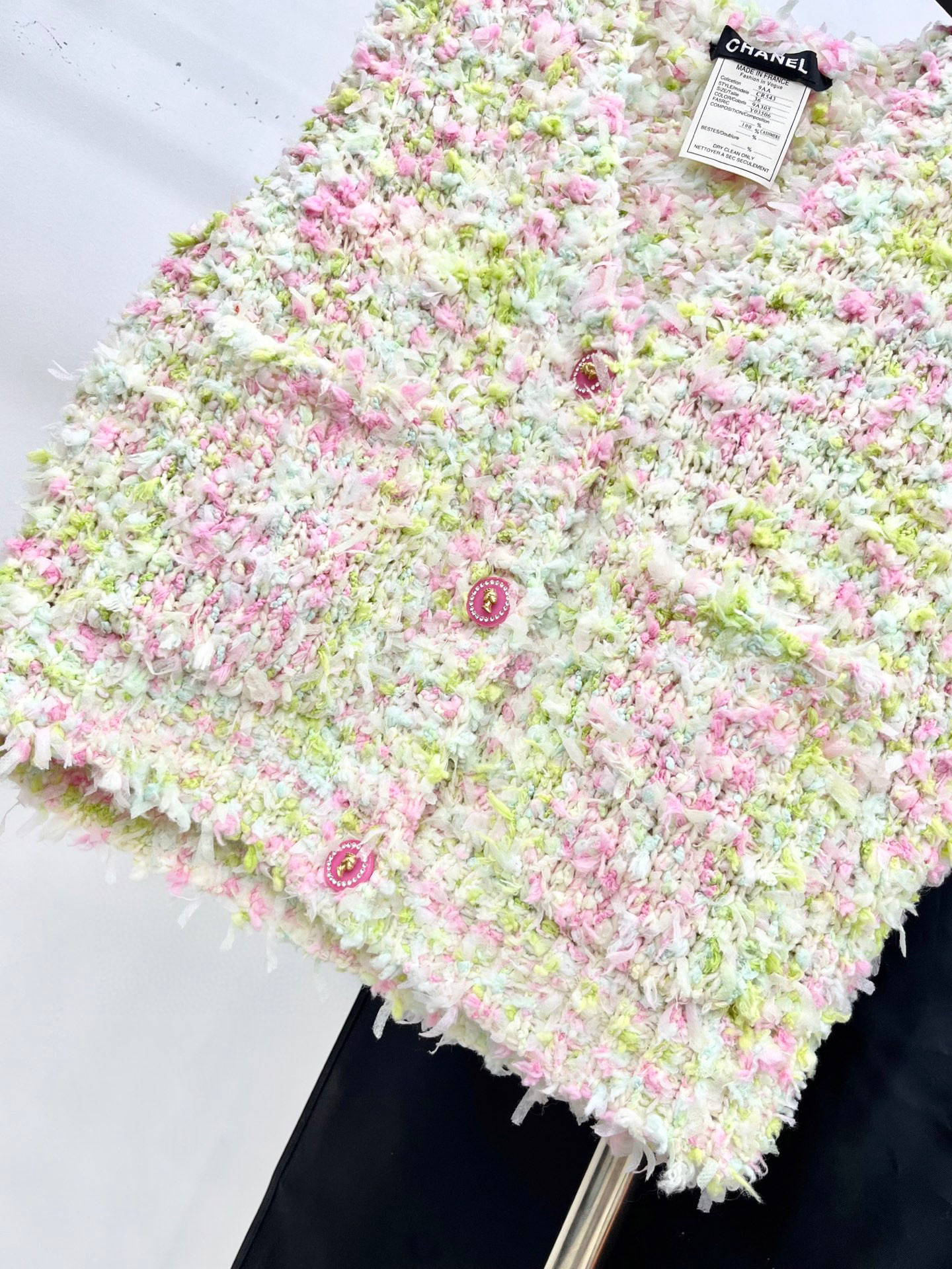 🛒𝐍𝐄𝐖 · 𝟐𝟎𝟐5/爆款现货原单品质 Chan*｜25中古系列重工手工钻扣V领背心外套独家订制纱线 