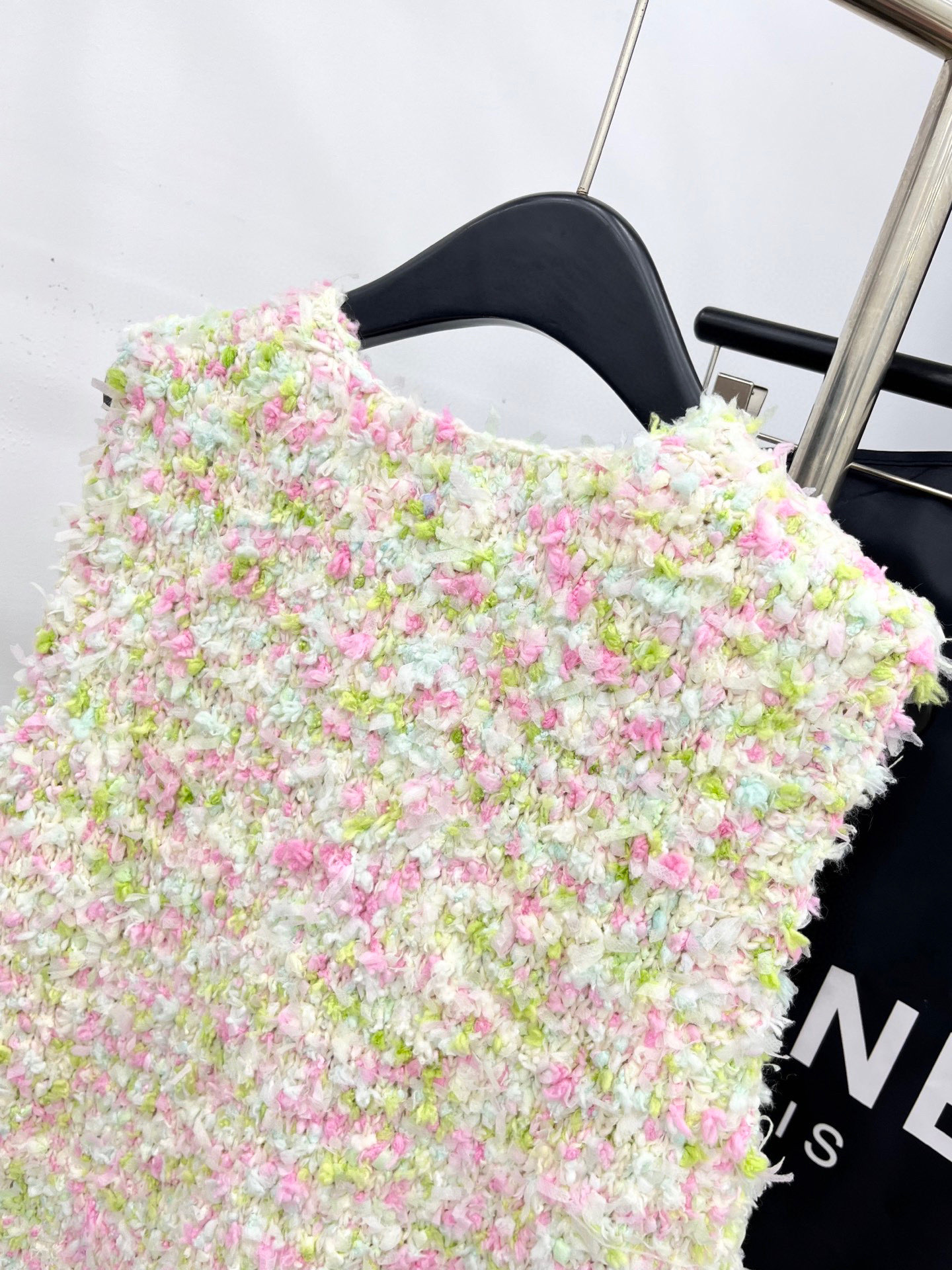 🛒𝐍𝐄𝐖 · 𝟐𝟎𝟐5/爆款现货原单品质 Chan*｜25中古系列重工手工钻扣V领背心外套独家订制纱线 