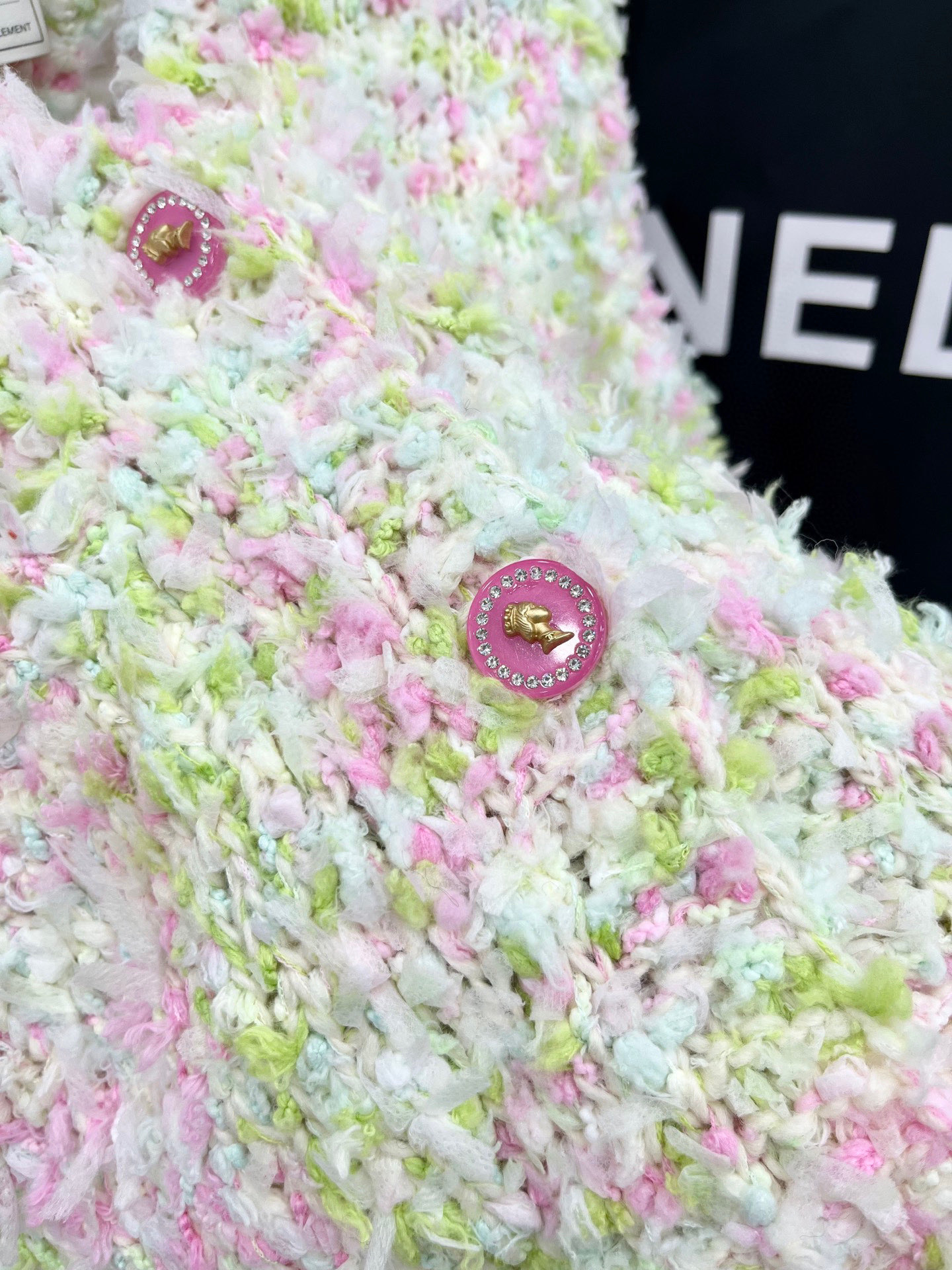 🛒𝐍𝐄𝐖 · 𝟐𝟎𝟐5/爆款现货原单品质 Chan*｜25中古系列重工手工钻扣V领背心外套独家订制纱线 