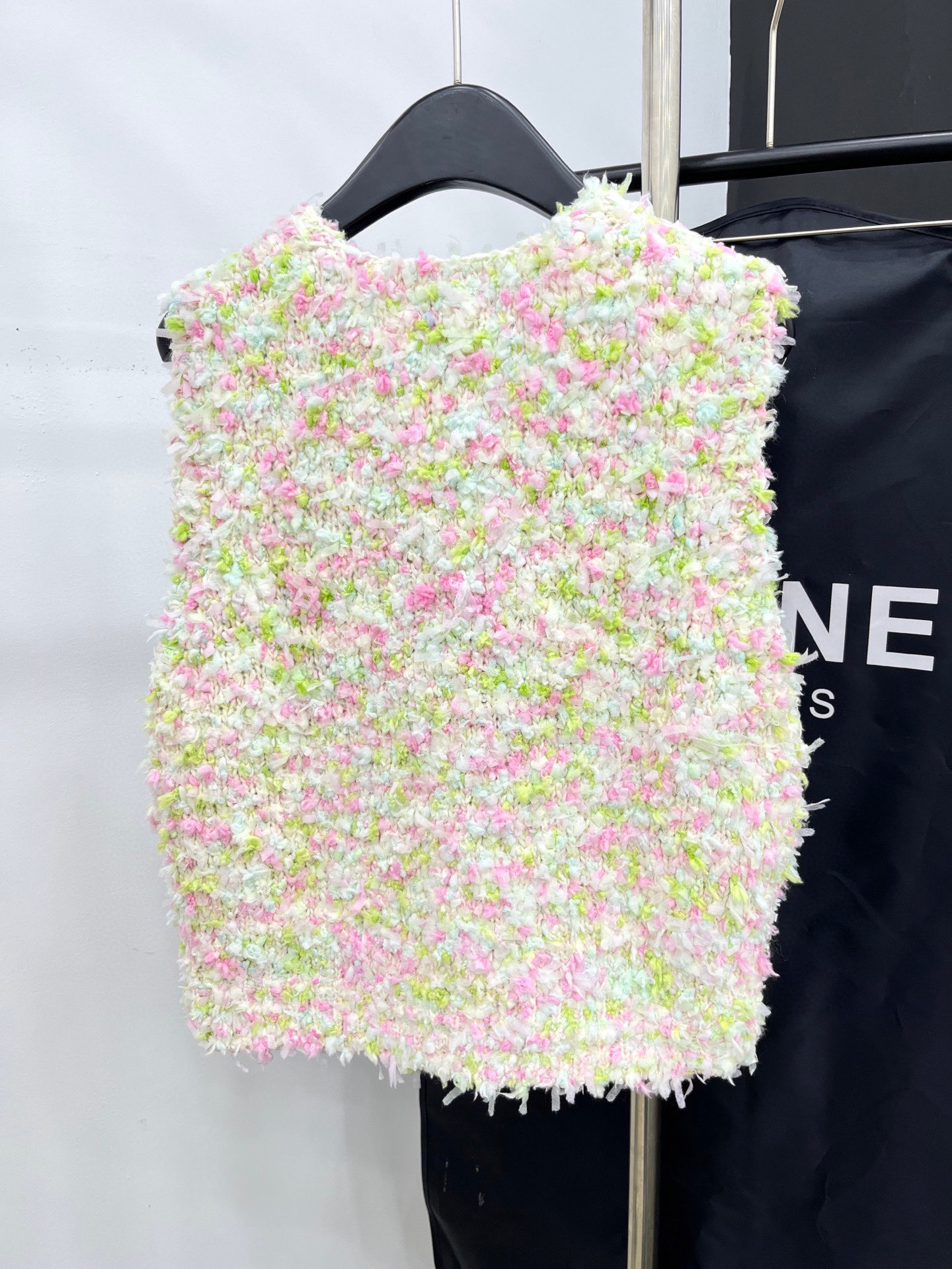 🛒𝐍𝐄𝐖 · 𝟐𝟎𝟐5/爆款现货原单品质 Chan*｜25中古系列重工手工钻扣V领背心外套独家订制纱线 