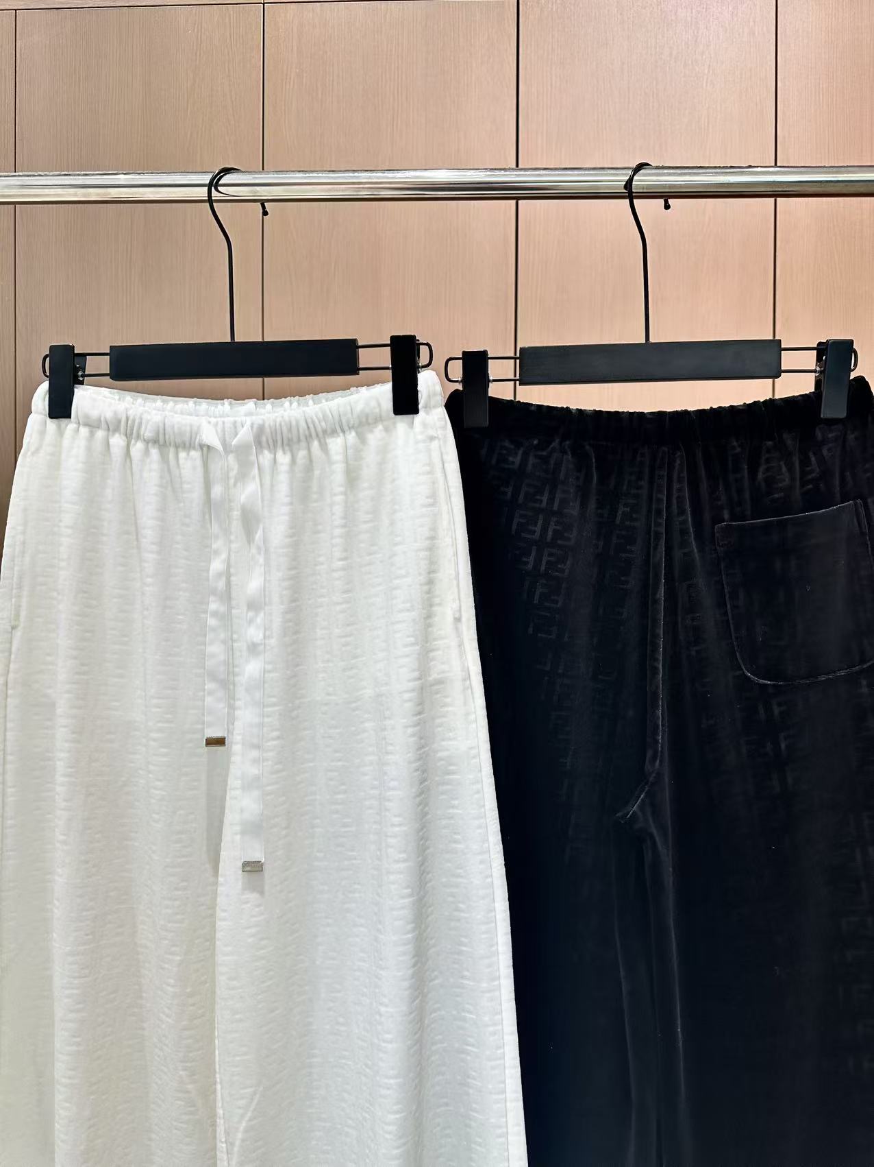 🛒𝐍𝐄𝐖 · 𝟐𝟎𝟐5/爆款现货设计师 原创｜FF字母松紧腰头休闲裤高品质面料质感柔软细腻舒适。气质百搭