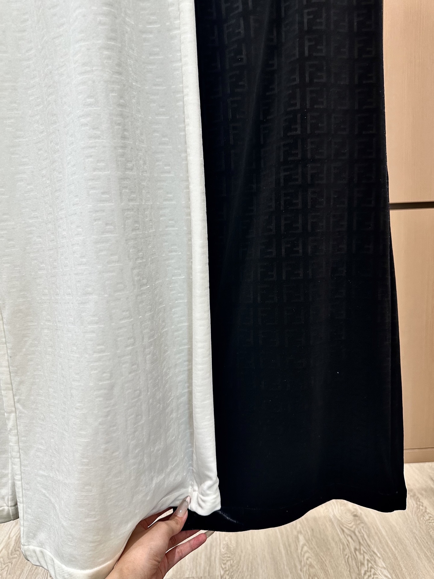 🛒𝐍𝐄𝐖 · 𝟐𝟎𝟐5/爆款现货设计师 原创｜FF字母松紧腰头休闲裤高品质面料质感柔软细腻舒适。气质百搭