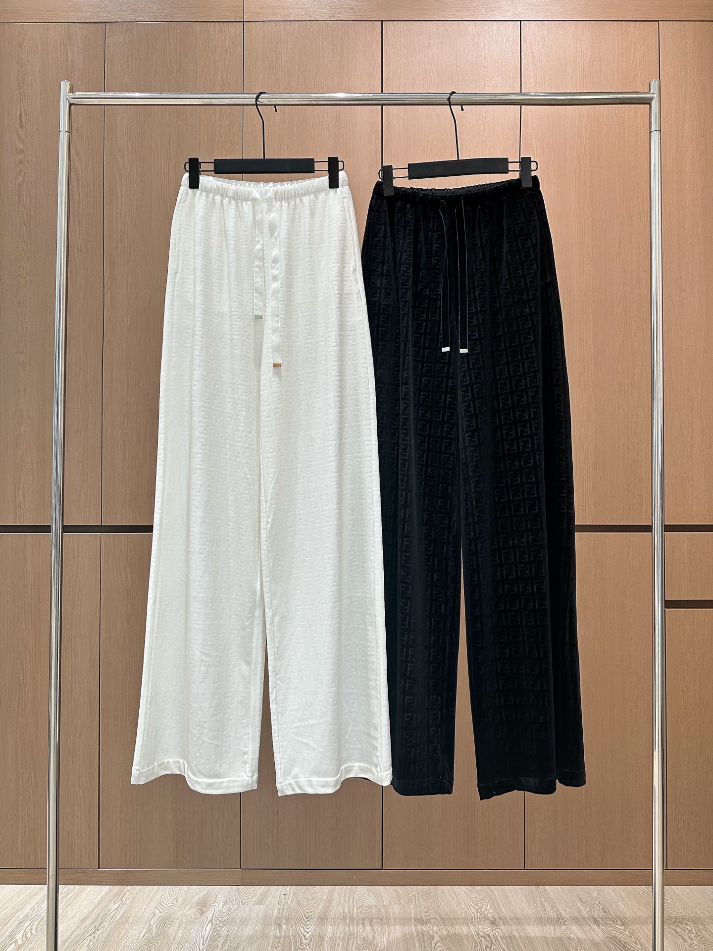 🛒𝐍𝐄𝐖 · 𝟐𝟎𝟐5/爆款现货设计师 原创｜FF字母松紧腰头休闲裤高品质面料质感柔软细腻舒适。气质百搭