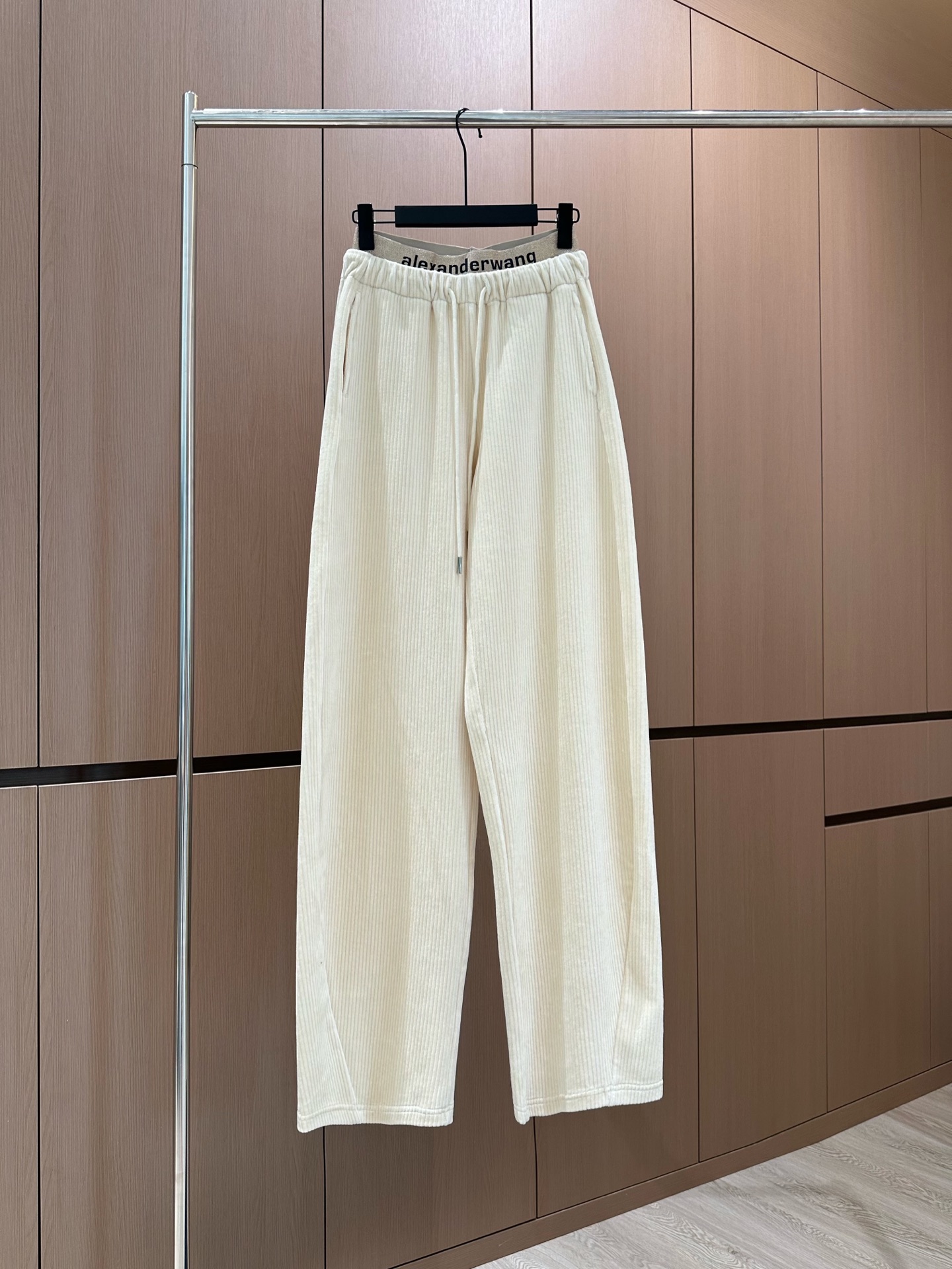 🛒𝐍𝐄𝐖 · 𝟐𝟎𝟐5/爆款现货设计师 原创｜女神同款灯芯绒双腰头镰刀休闲裤裤 这款休闲裤选用优质面料，