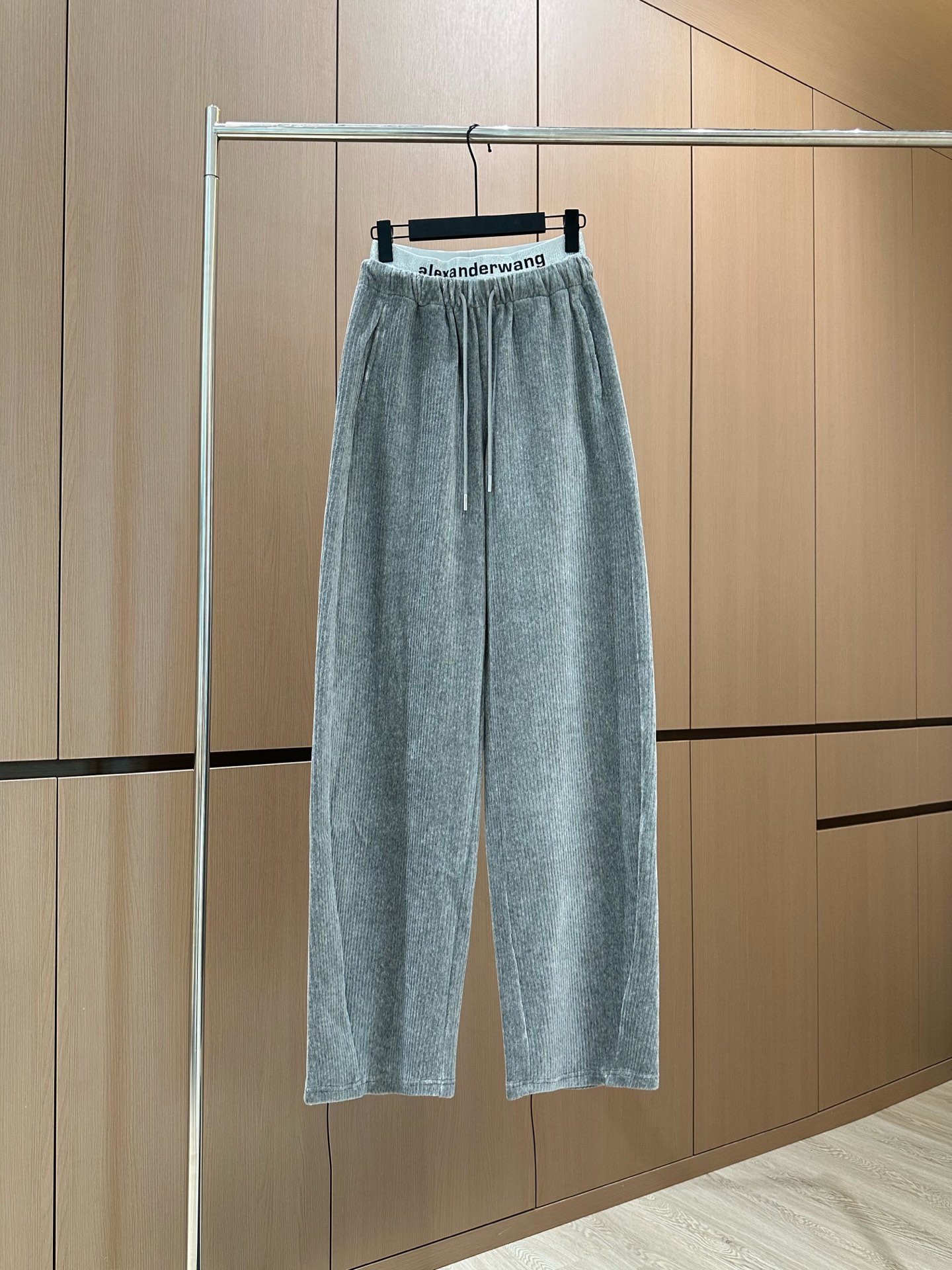 🛒𝐍𝐄𝐖 · 𝟐𝟎𝟐5/爆款现货设计师 原创｜女神同款灯芯绒双腰头镰刀休闲裤裤 这款休闲裤选用优质面料，