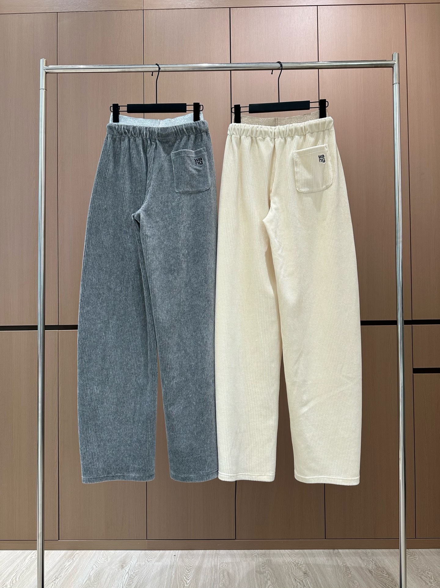 🛒𝐍𝐄𝐖 · 𝟐𝟎𝟐5/爆款现货设计师 原创｜女神同款灯芯绒双腰头镰刀休闲裤裤 这款休闲裤选用优质面料，