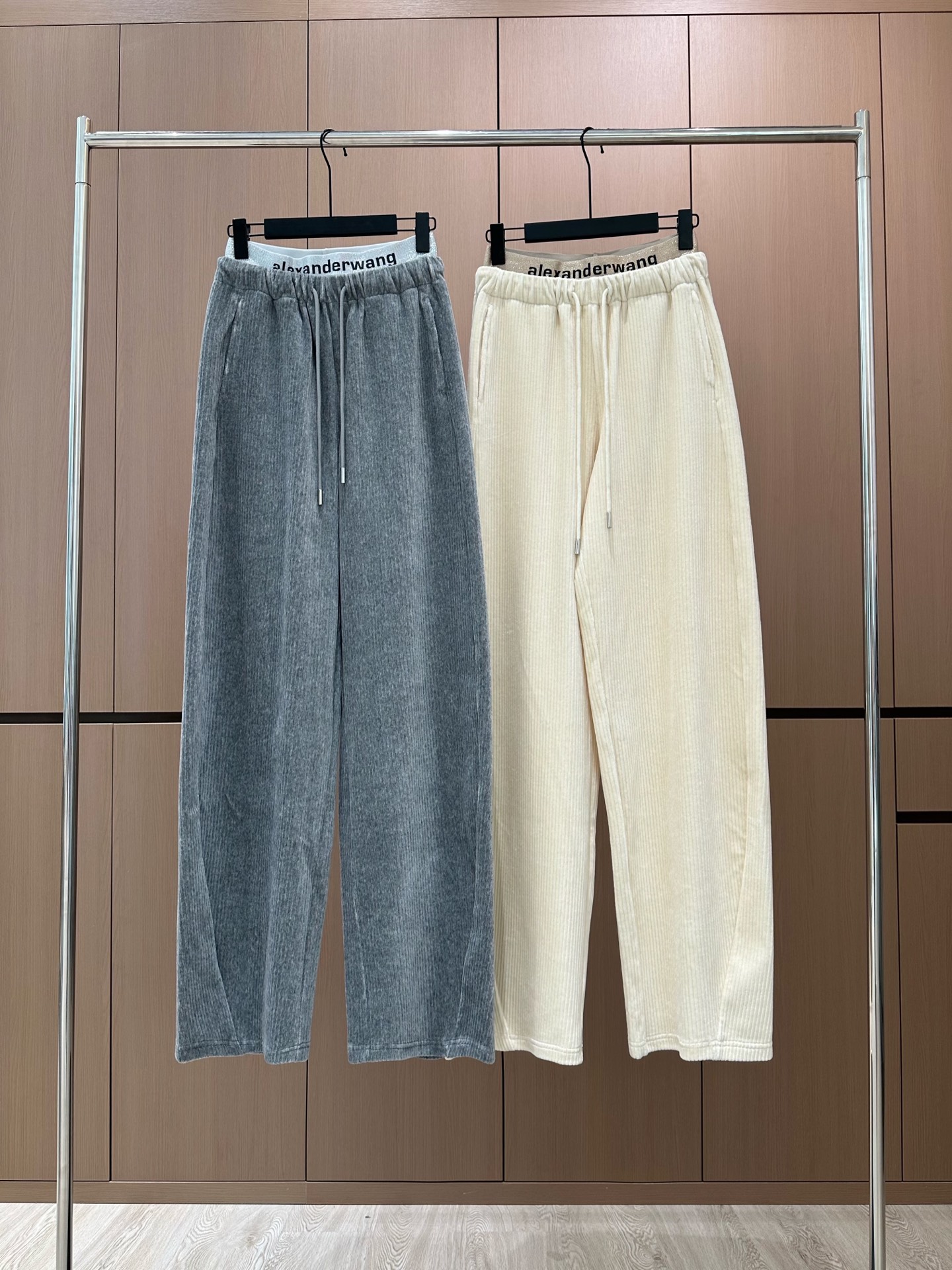 🛒𝐍𝐄𝐖 · 𝟐𝟎𝟐5/爆款现货设计师 原创｜女神同款灯芯绒双腰头镰刀休闲裤裤 这款休闲裤选用优质面料，