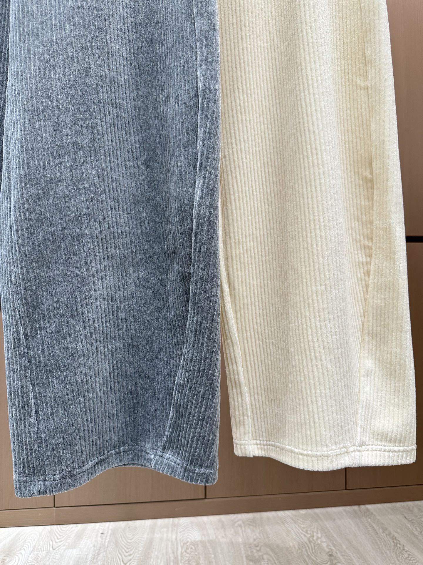 🛒𝐍𝐄𝐖 · 𝟐𝟎𝟐5/爆款现货设计师 原创｜女神同款灯芯绒双腰头镰刀休闲裤裤 这款休闲裤选用优质面料，