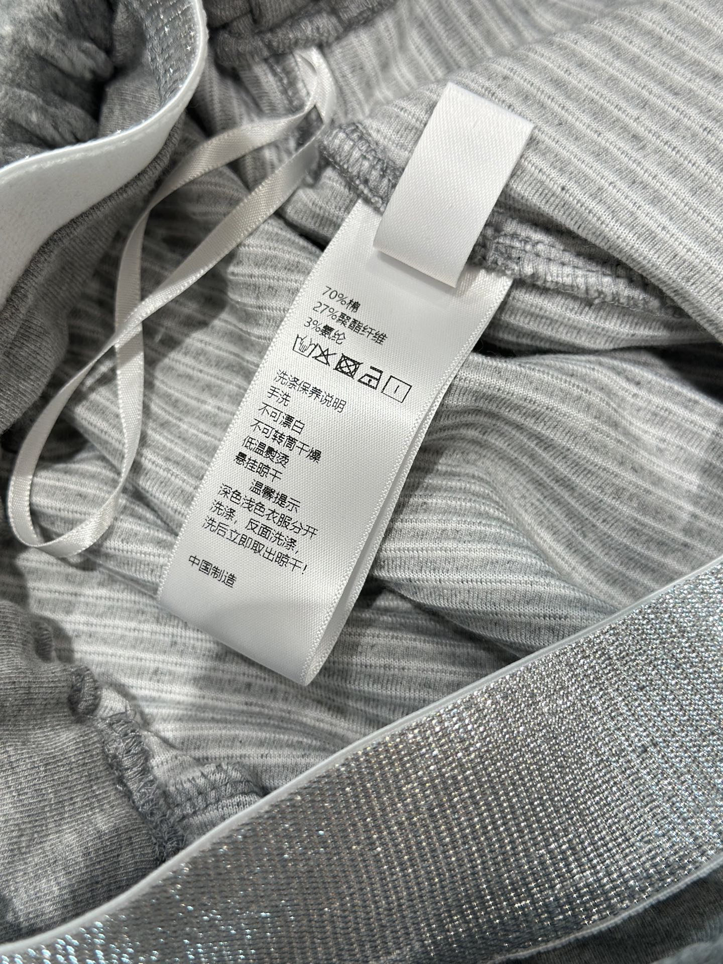 🛒𝐍𝐄𝐖 · 𝟐𝟎𝟐5/爆款现货设计师 原创｜女神同款灯芯绒双腰头镰刀休闲裤裤 这款休闲裤选用优质面料，