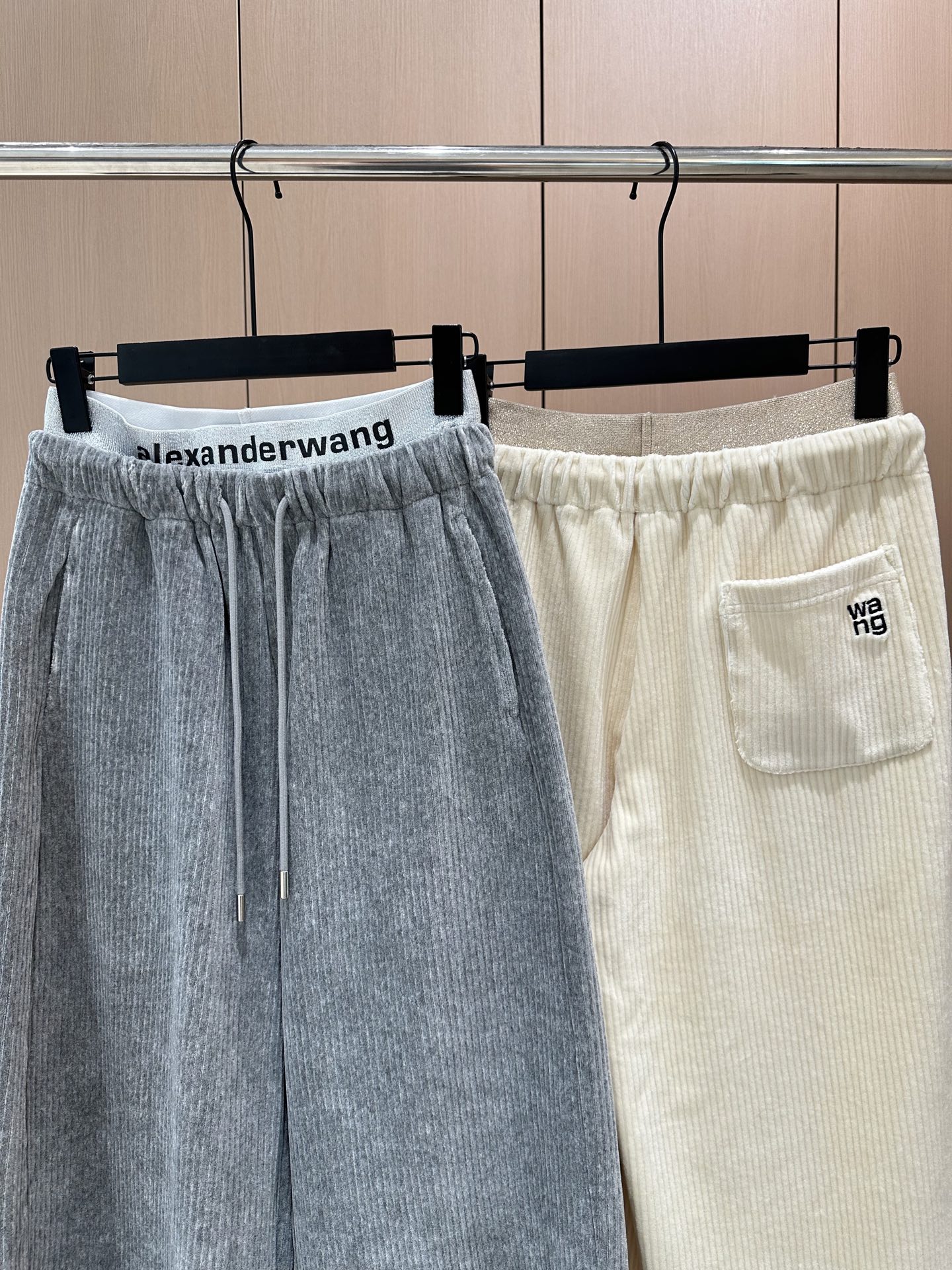 🛒𝐍𝐄𝐖 · 𝟐𝟎𝟐5/爆款现货设计师 原创｜女神同款灯芯绒双腰头镰刀休闲裤裤 这款休闲裤选用优质面料，