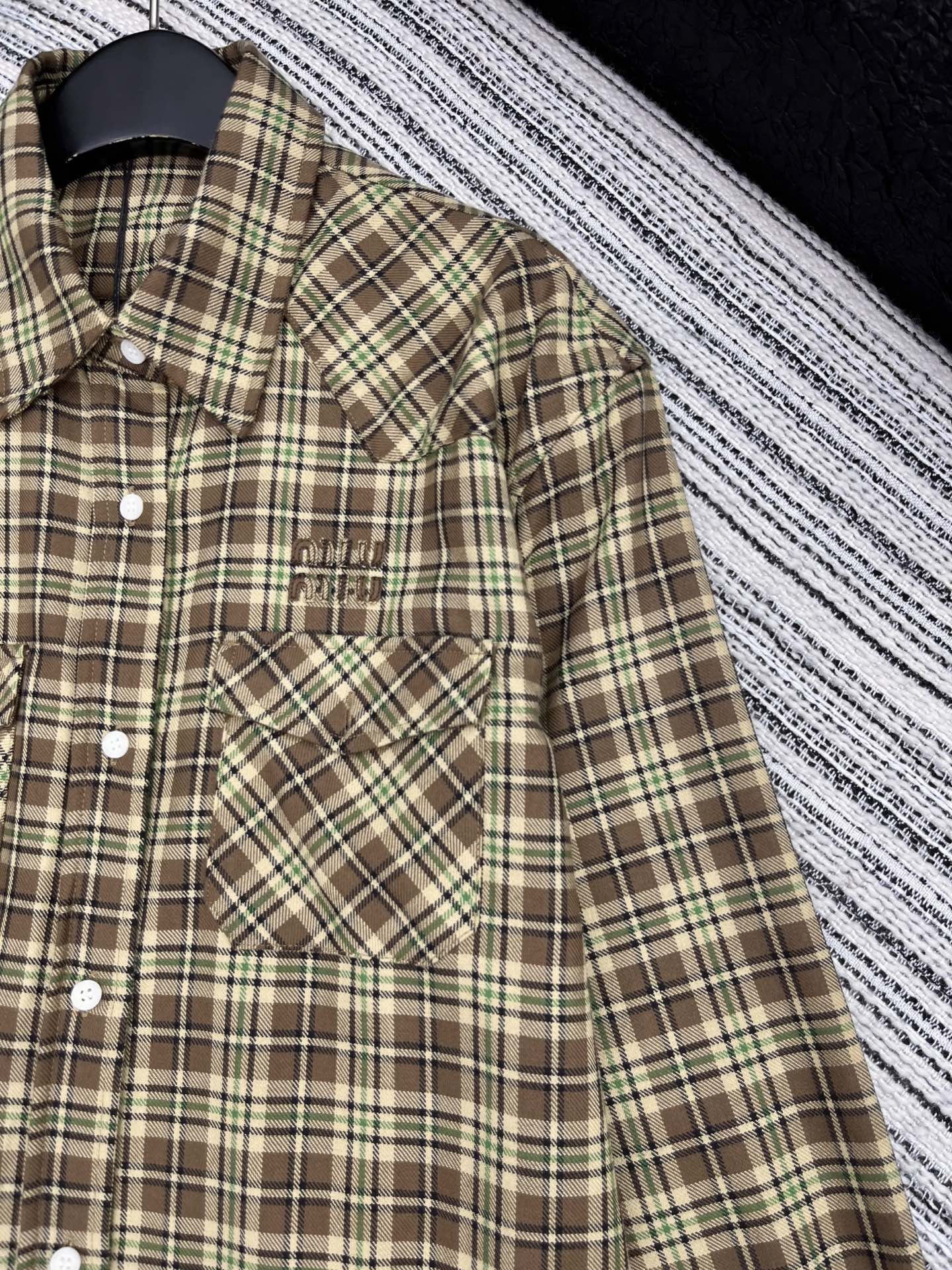 🛒𝐍𝐄𝐖 · 𝟐𝟎𝟐5/爆款现货【原版定制】 Miu Mi *｜2025秋冬格纹翻领刺绣长款衬衫定制YB