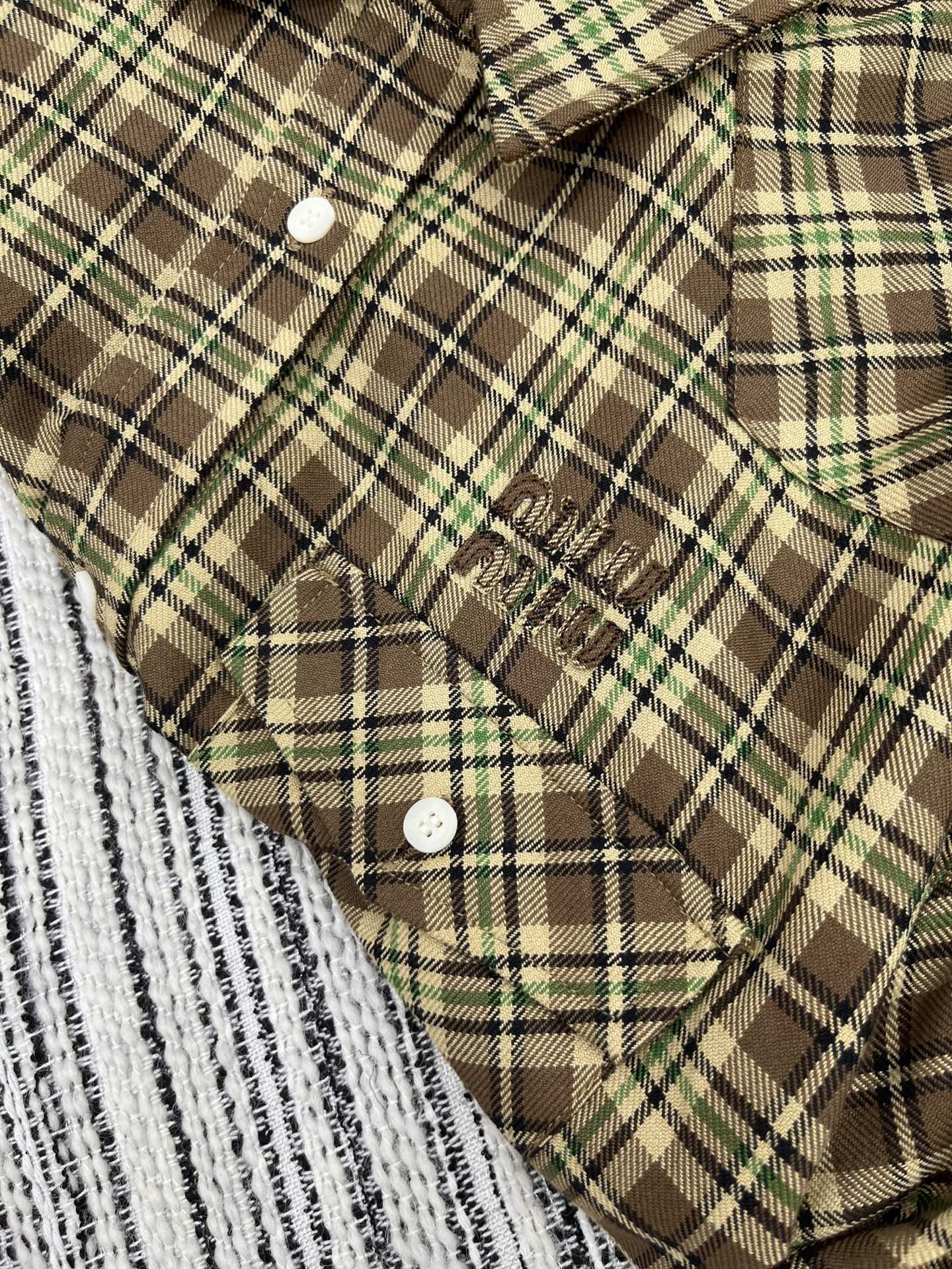 🛒𝐍𝐄𝐖 · 𝟐𝟎𝟐5/爆款现货【原版定制】 Miu Mi *｜2025秋冬格纹翻领刺绣长款衬衫定制YB