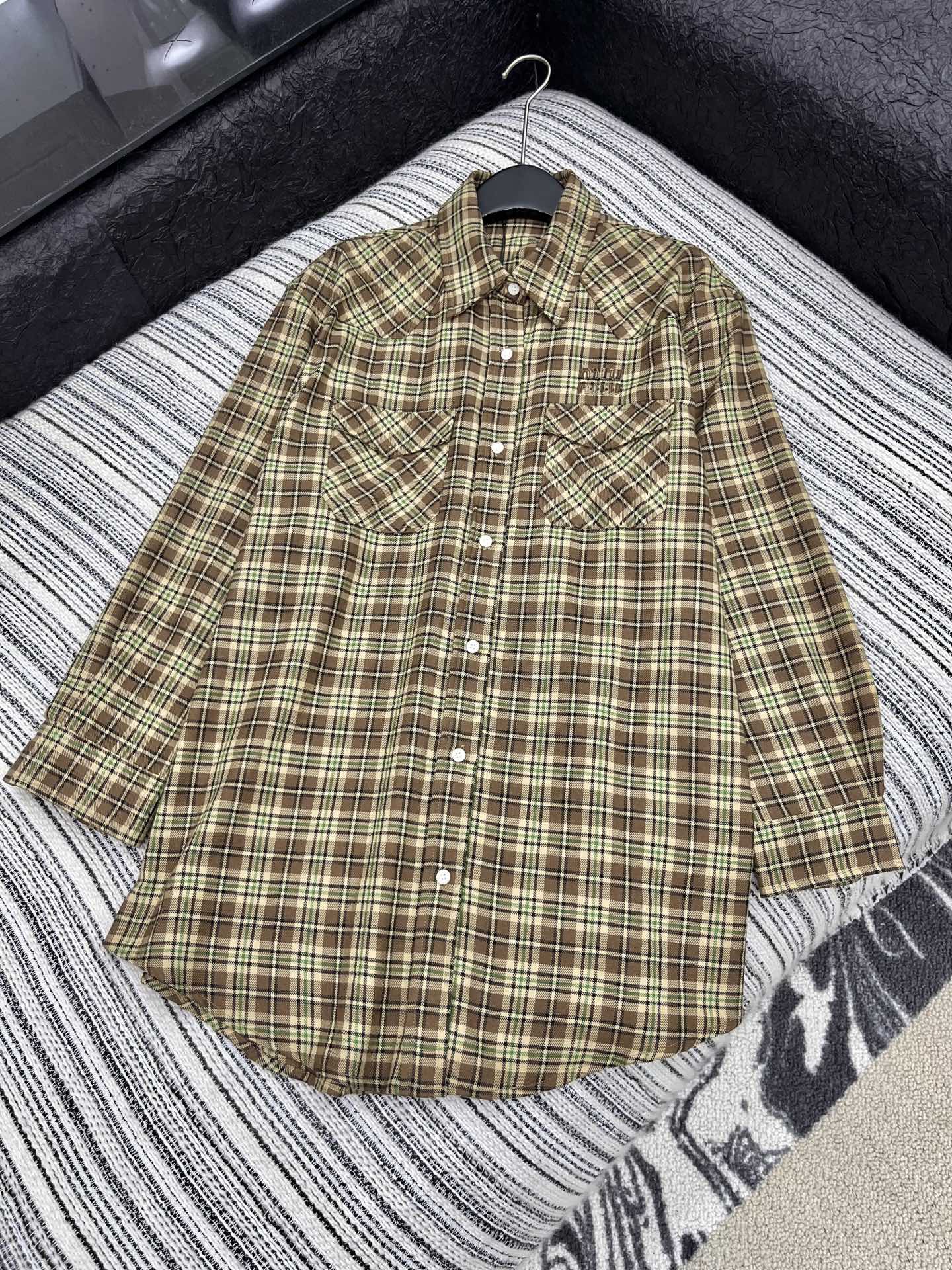 🛒𝐍𝐄𝐖 · 𝟐𝟎𝟐5/爆款现货【原版定制】 Miu Mi *｜2025秋冬格纹翻领刺绣长款衬衫定制YB