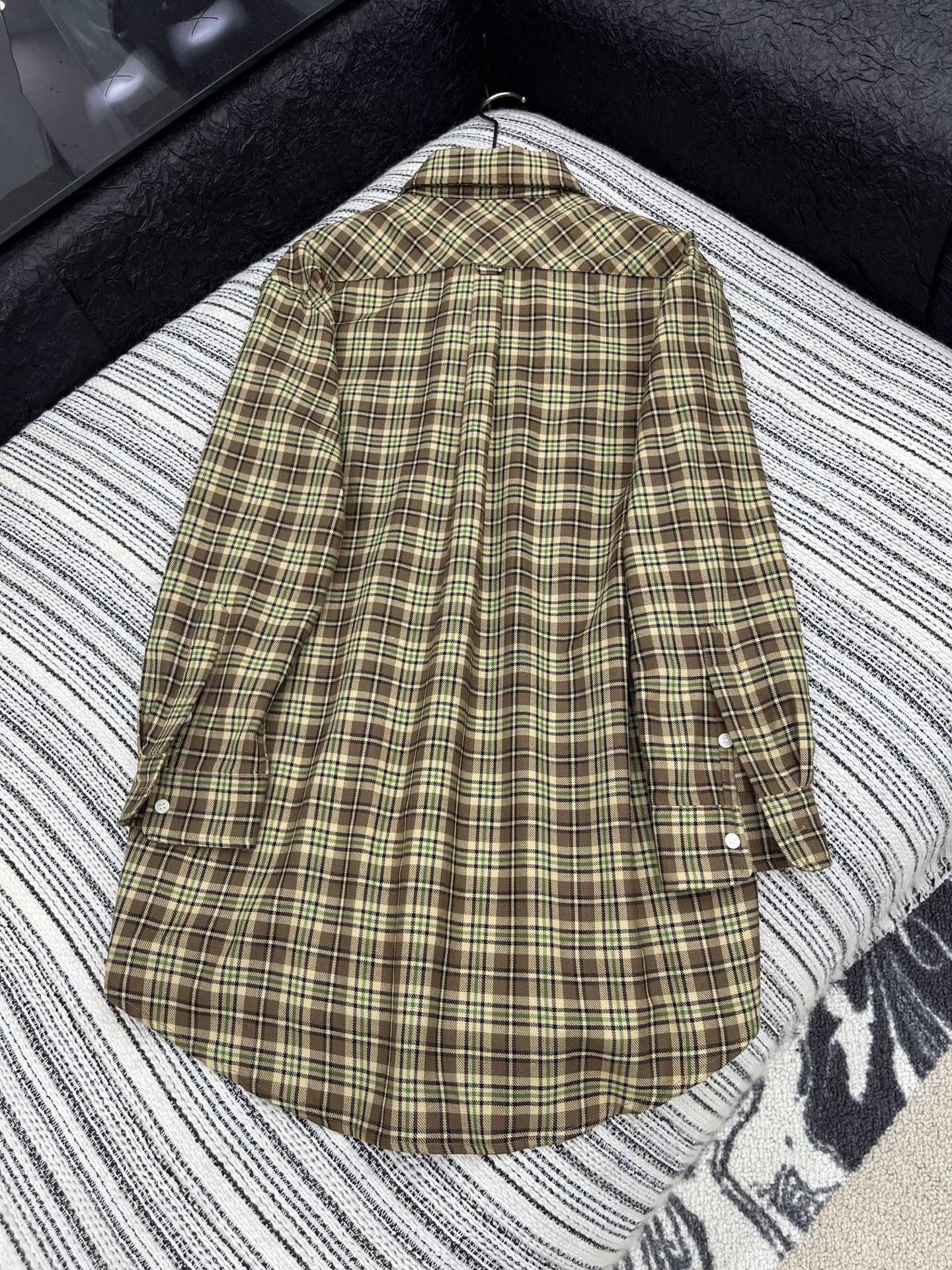 🛒𝐍𝐄𝐖 · 𝟐𝟎𝟐5/爆款现货【原版定制】 Miu Mi *｜2025秋冬格纹翻领刺绣长款衬衫定制YB