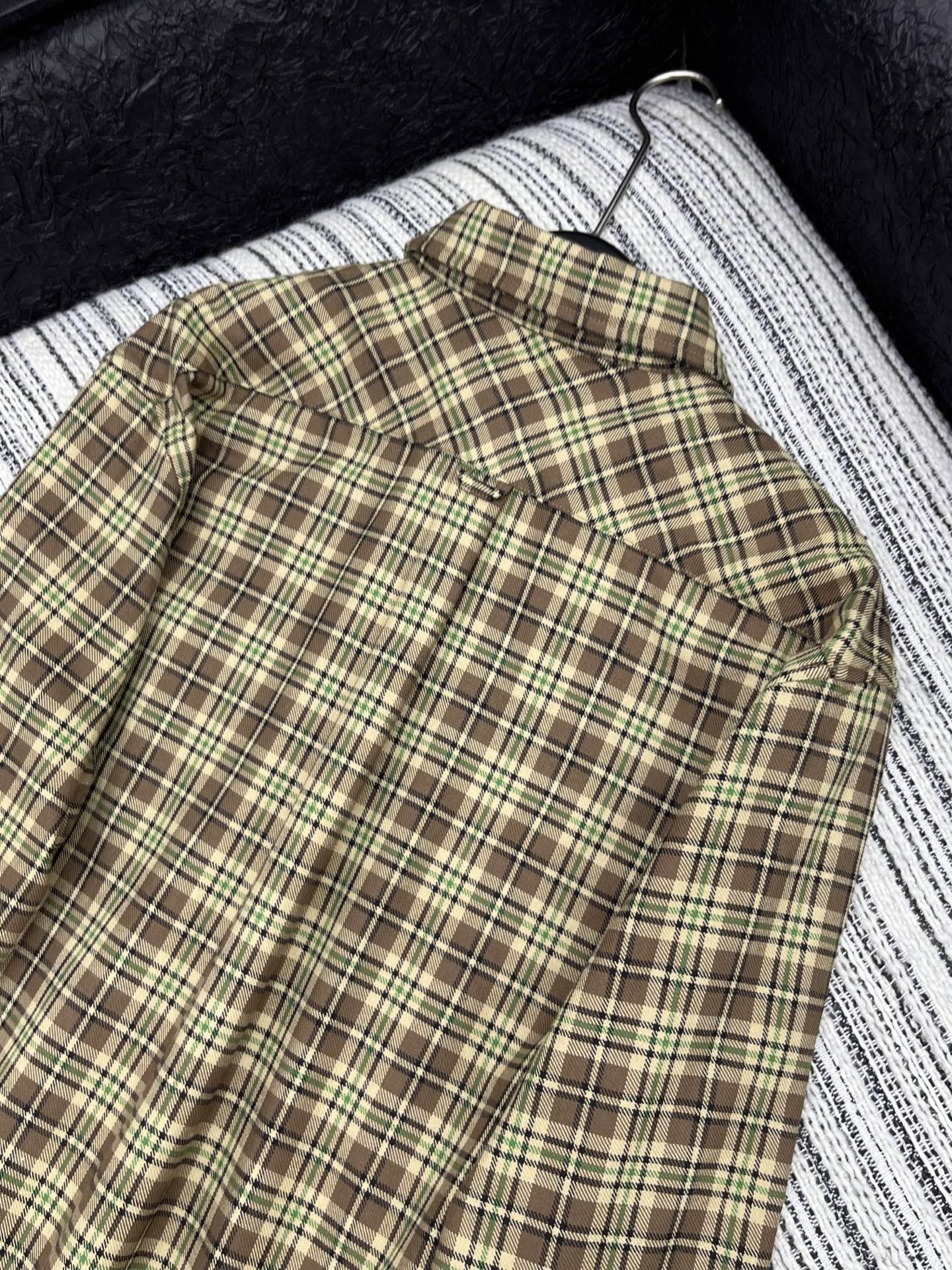 🛒𝐍𝐄𝐖 · 𝟐𝟎𝟐5/爆款现货【原版定制】 Miu Mi *｜2025秋冬格纹翻领刺绣长款衬衫定制YB