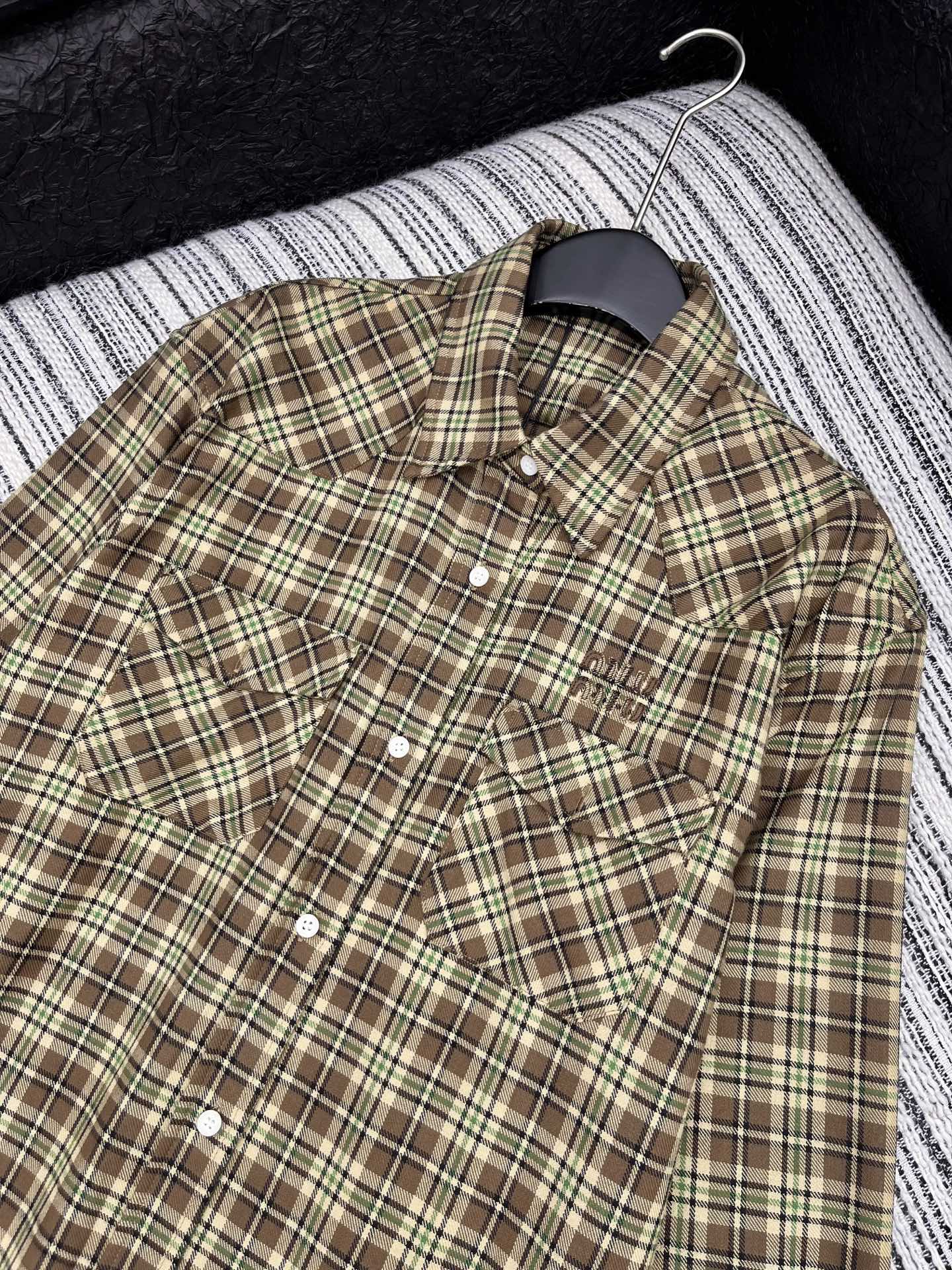 🛒𝐍𝐄𝐖 · 𝟐𝟎𝟐5/爆款现货【原版定制】 Miu Mi *｜2025秋冬格纹翻领刺绣长款衬衫定制YB