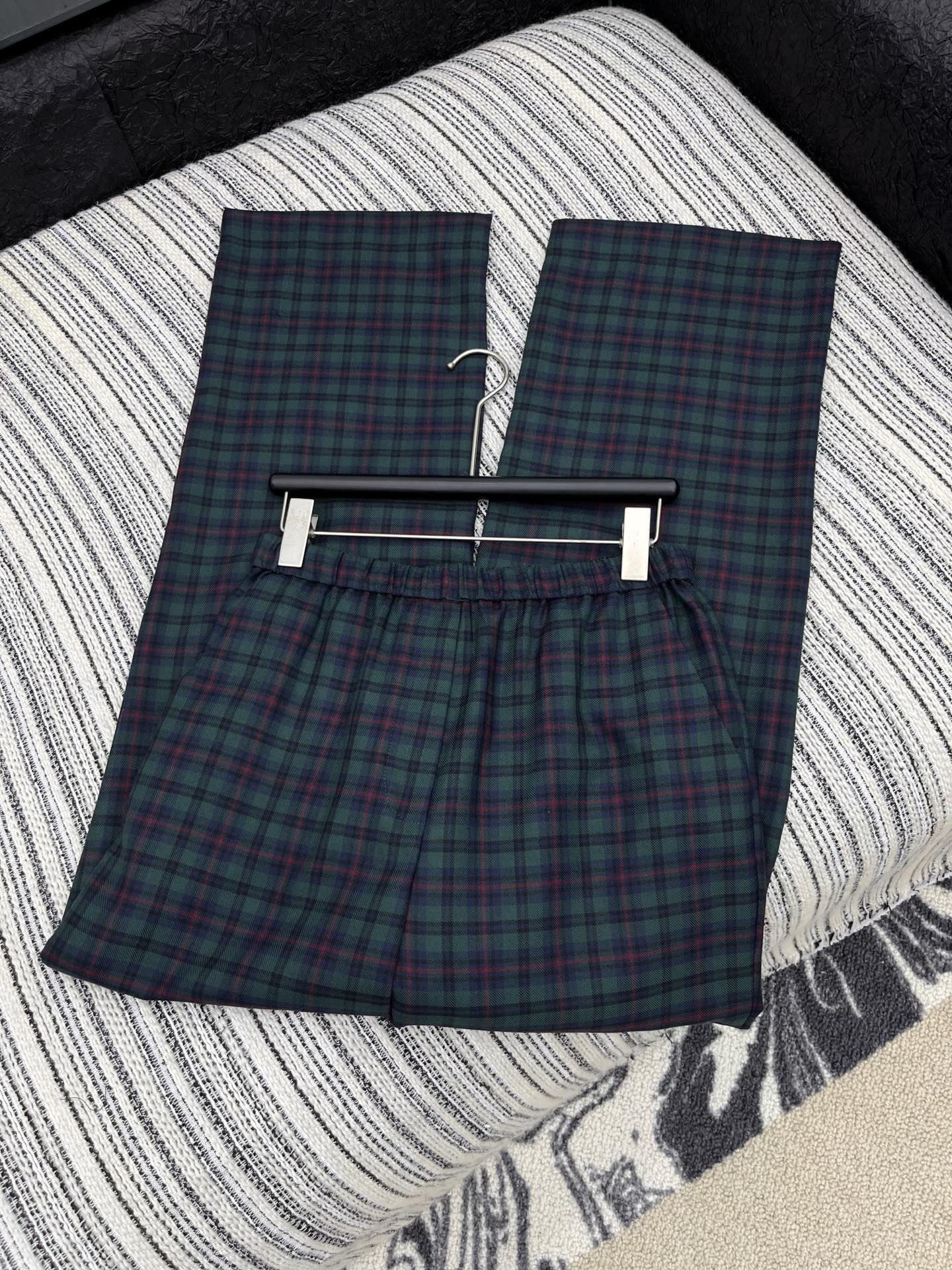 🛒𝐍𝐄𝐖 · 𝟐𝟎𝟐5/爆款现货【原版定制】 Miu Mi*｜抽绳格纹休闲裤定制面料，日常穿搭 高级的调