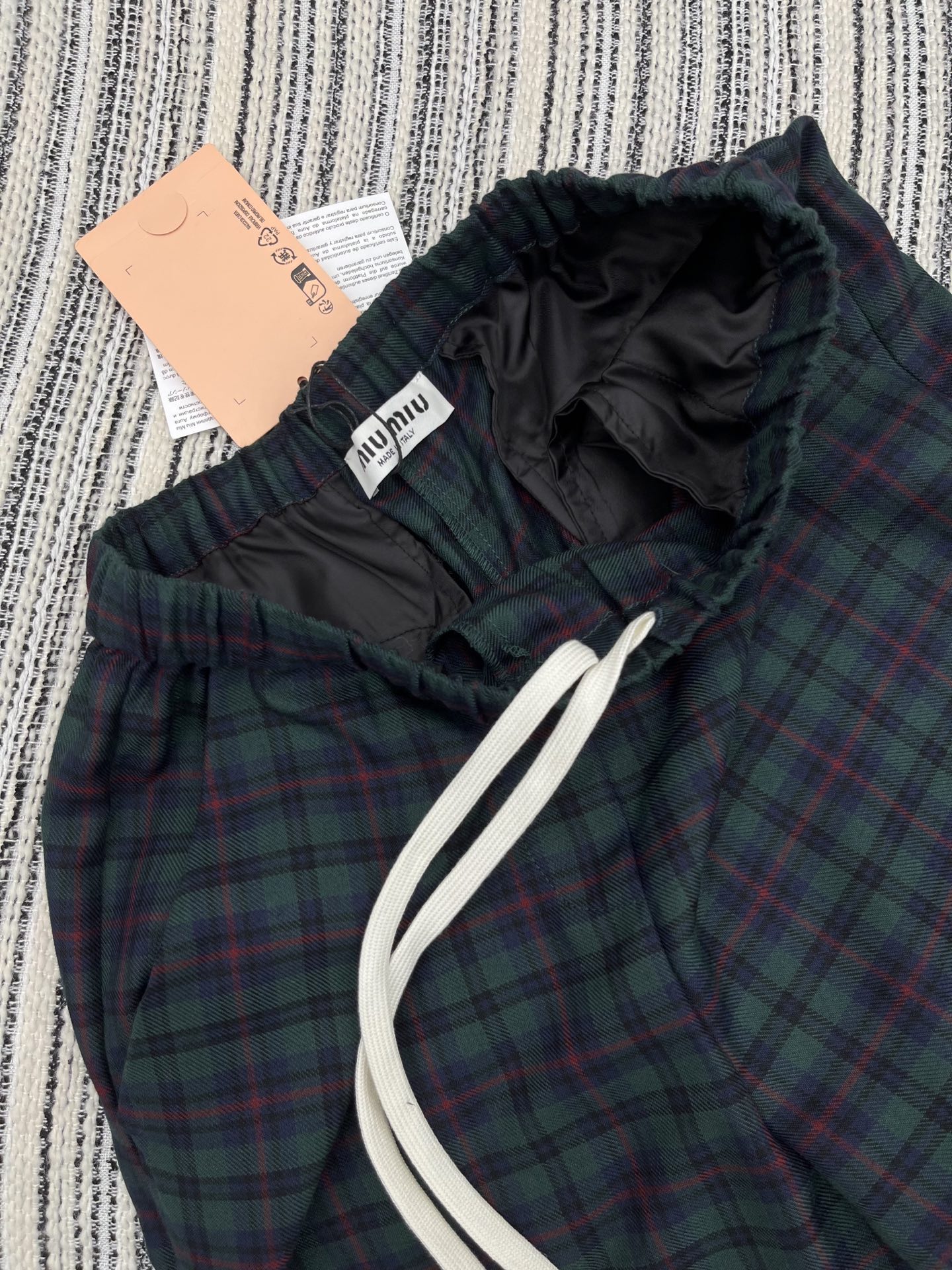 🛒𝐍𝐄𝐖 · 𝟐𝟎𝟐5/爆款现货【原版定制】 Miu Mi*｜抽绳格纹休闲裤定制面料，日常穿搭 高级的调