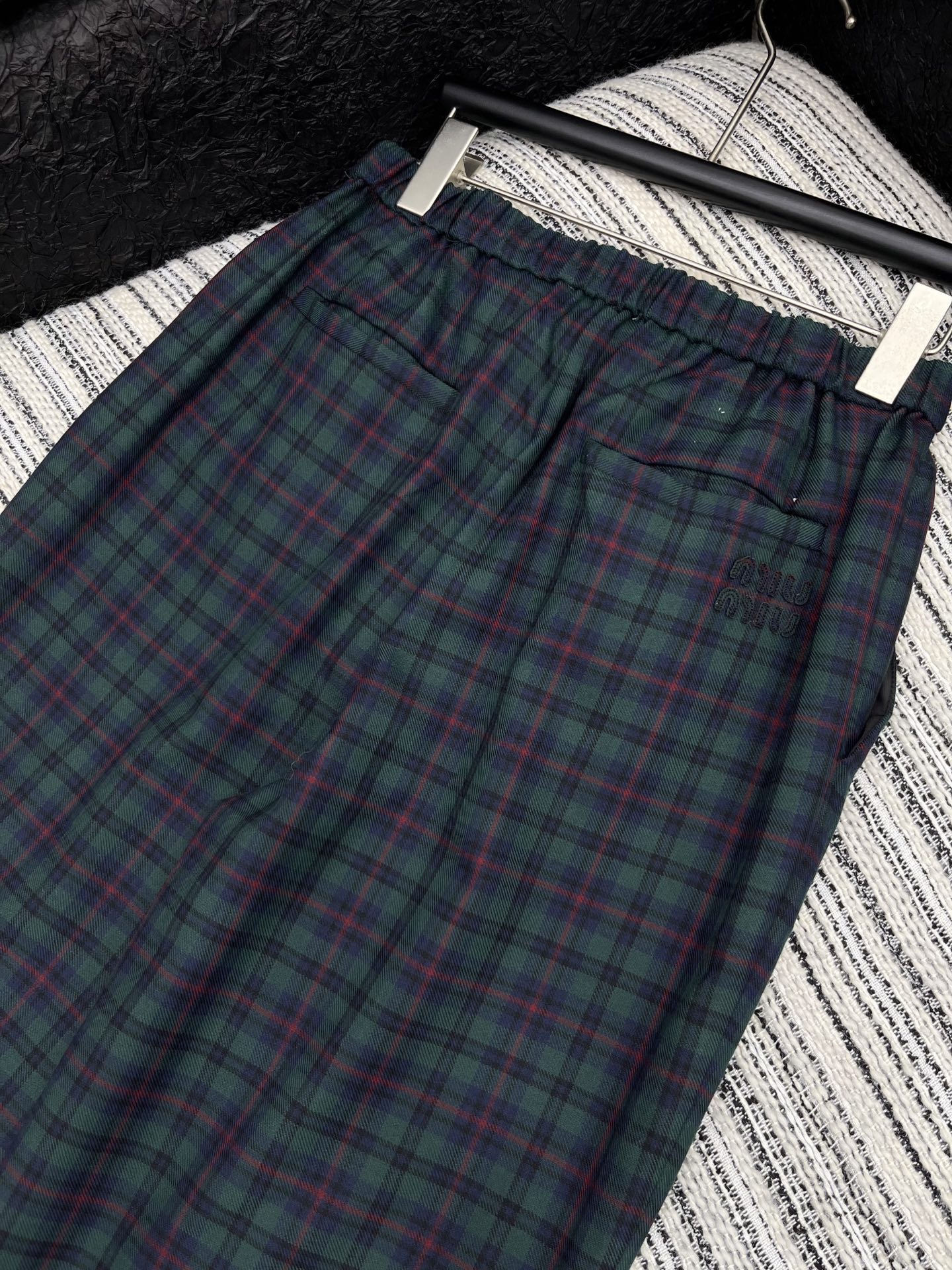 🛒𝐍𝐄𝐖 · 𝟐𝟎𝟐5/爆款现货【原版定制】 Miu Mi*｜抽绳格纹休闲裤定制面料，日常穿搭 高级的调